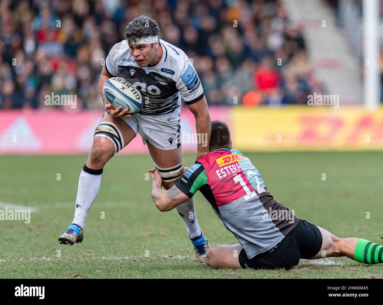 LONDRA, REGNO UNITO. 06th, Feb 2022. Jono Ross of sale squali è affrontato durante Harlequins vs sale squali - Gallagher Premiership Rugby allo Stoop Stadium Domenica, 06 Febbraio 2022. LONDRA INGHILTERRA. Credit: Taka Wu/Alamy Live News Foto Stock
