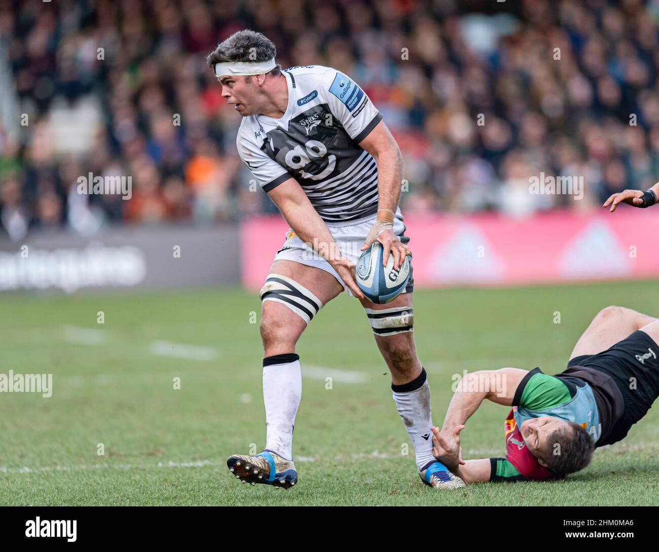 LONDRA, REGNO UNITO. 06th, Feb 2022. Jono Ross of sale squali è affrontato durante Harlequins vs sale squali - Gallagher Premiership Rugby allo Stoop Stadium Domenica, 06 Febbraio 2022. LONDRA INGHILTERRA. Credit: Taka Wu/Alamy Live News Foto Stock