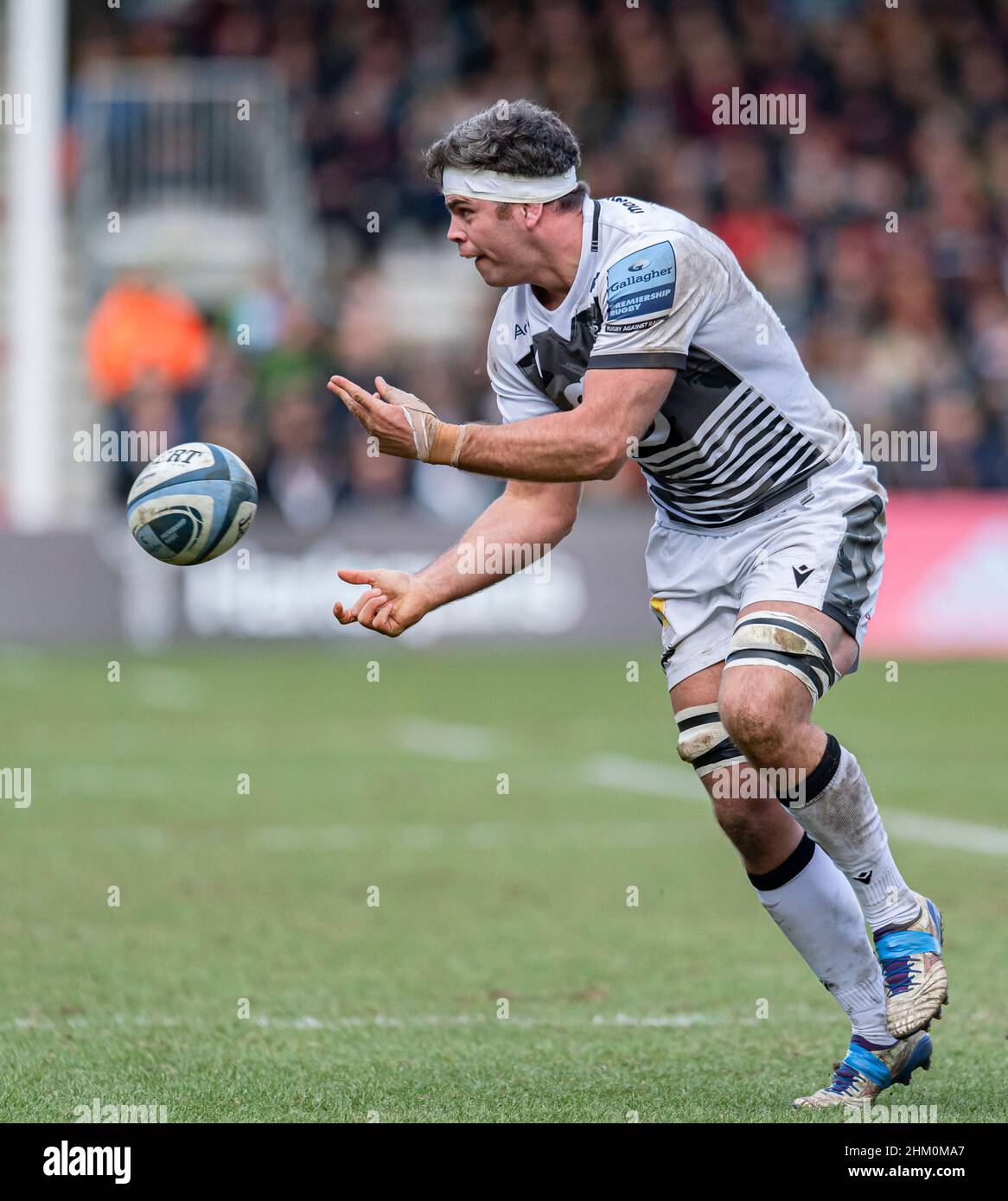 LONDRA, REGNO UNITO. 06th, Feb 2022. Jono Ross of sale squali è affrontato durante Harlequins vs sale squali - Gallagher Premiership Rugby allo Stoop Stadium Domenica, 06 Febbraio 2022. LONDRA INGHILTERRA. Credit: Taka Wu/Alamy Live News Foto Stock