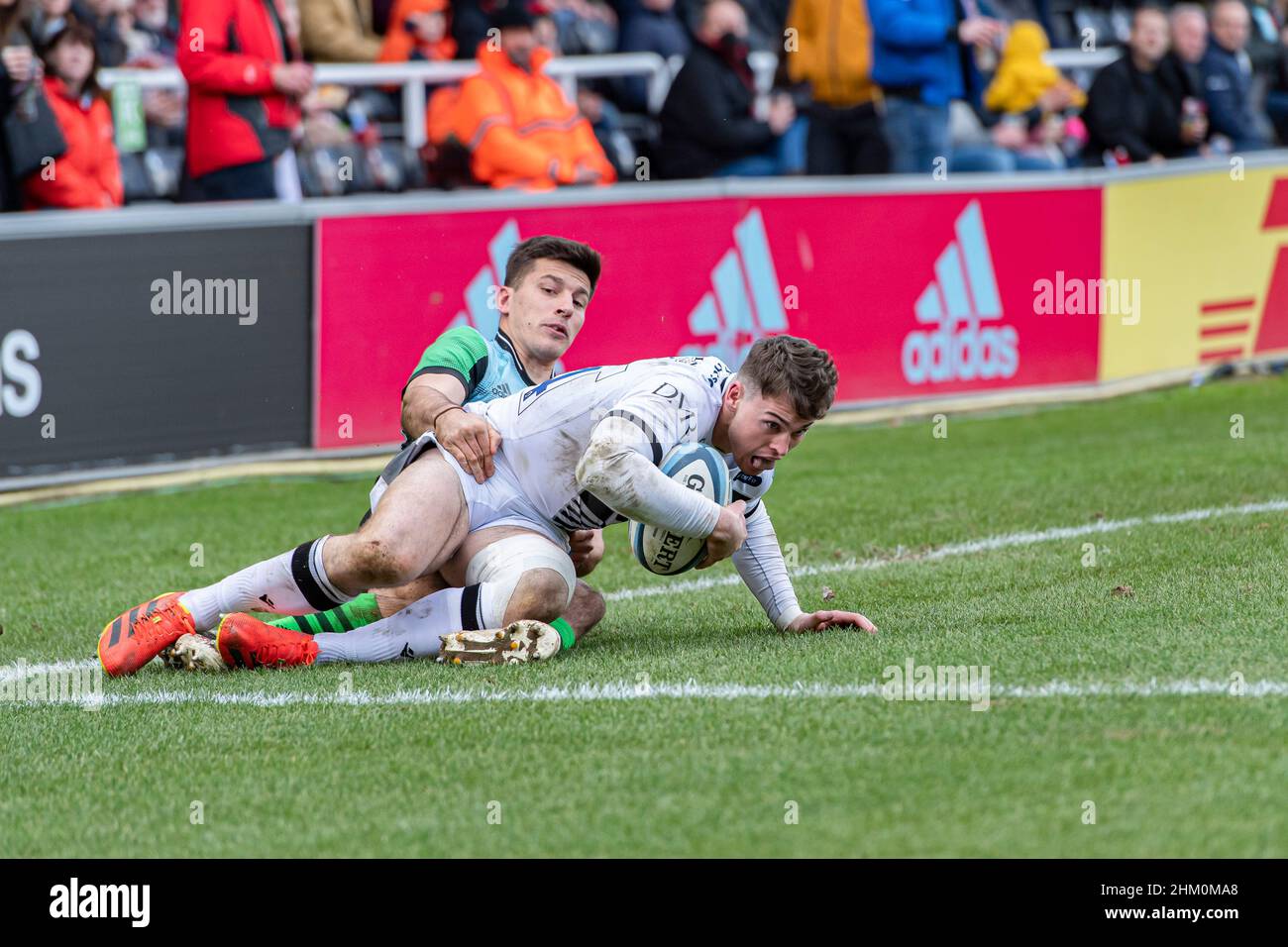 LONDRA, REGNO UNITO. 06th, Feb 2022. Tom Roebuck of sale Sharks è affrontato durante Harlequins vs sale Sharks - Gallagher Premiership Rugby allo Stoop Stadium di Domenica, 06 Febbraio 2022. LONDRA INGHILTERRA. Credit: Taka Wu/Alamy Live News Foto Stock