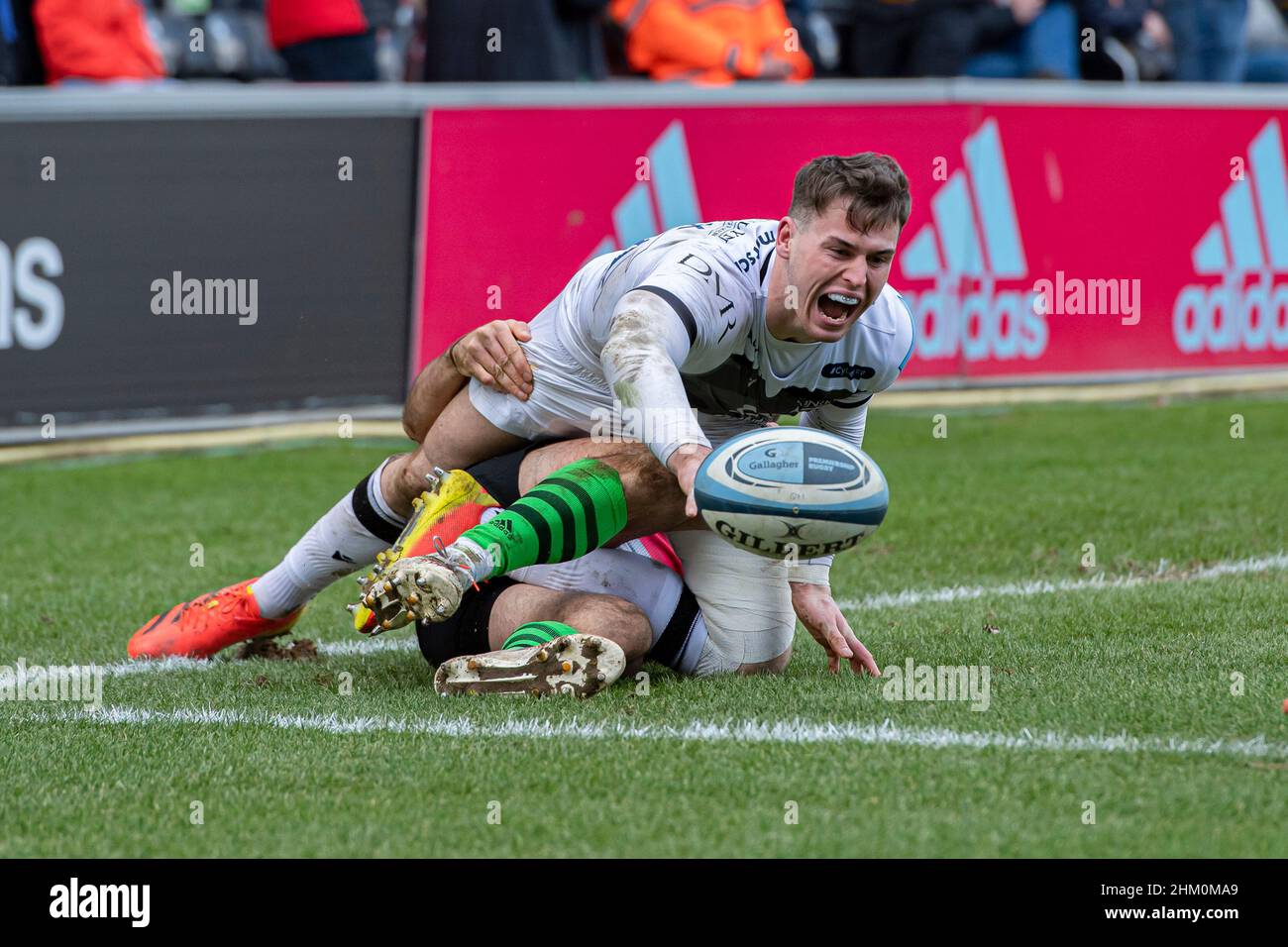 LONDRA, REGNO UNITO. 06th, Feb 2022. Tom Roebuck of sale Sharks è affrontato durante Harlequins vs sale Sharks - Gallagher Premiership Rugby allo Stoop Stadium di Domenica, 06 Febbraio 2022. LONDRA INGHILTERRA. Credit: Taka Wu/Alamy Live News Foto Stock
