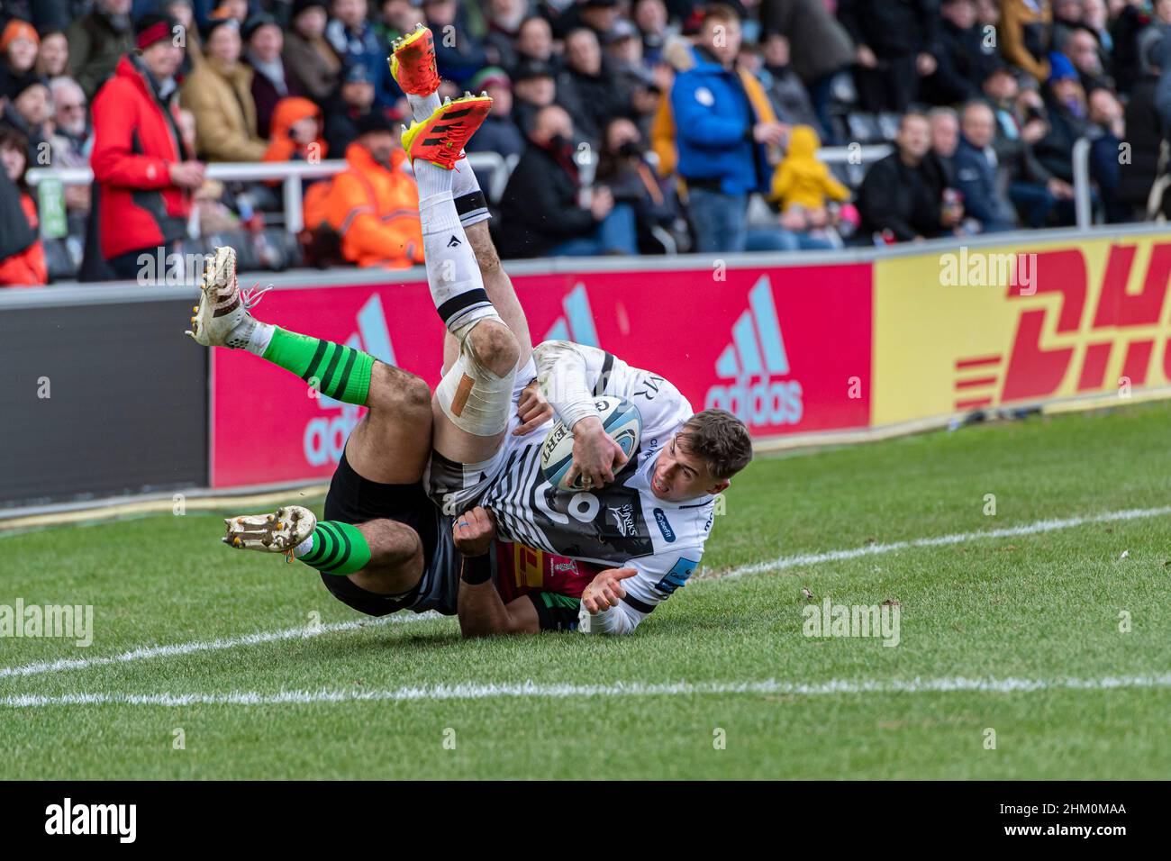 LONDRA, REGNO UNITO. 06th, Feb 2022. Tom Roebuck of sale Sharks è affrontato durante Harlequins vs sale Sharks - Gallagher Premiership Rugby allo Stoop Stadium di Domenica, 06 Febbraio 2022. LONDRA INGHILTERRA. Credit: Taka Wu/Alamy Live News Foto Stock