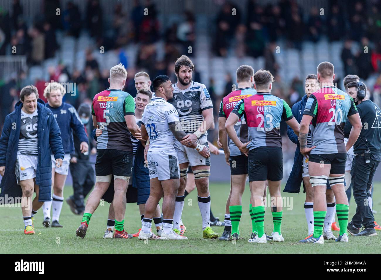 LONDRA, REGNO UNITO. 06th, Feb 2022. Vendita Sharks e Harlequins si salutarono dopo la vendita Sharks 36-14 vincere durante Harlequins vs sale Sharks - Gallagher Premiership Rugby allo Stoop Stadium domenica 06 febbraio 2022. LONDRA INGHILTERRA. Credit: Taka Wu/Alamy Live News Foto Stock