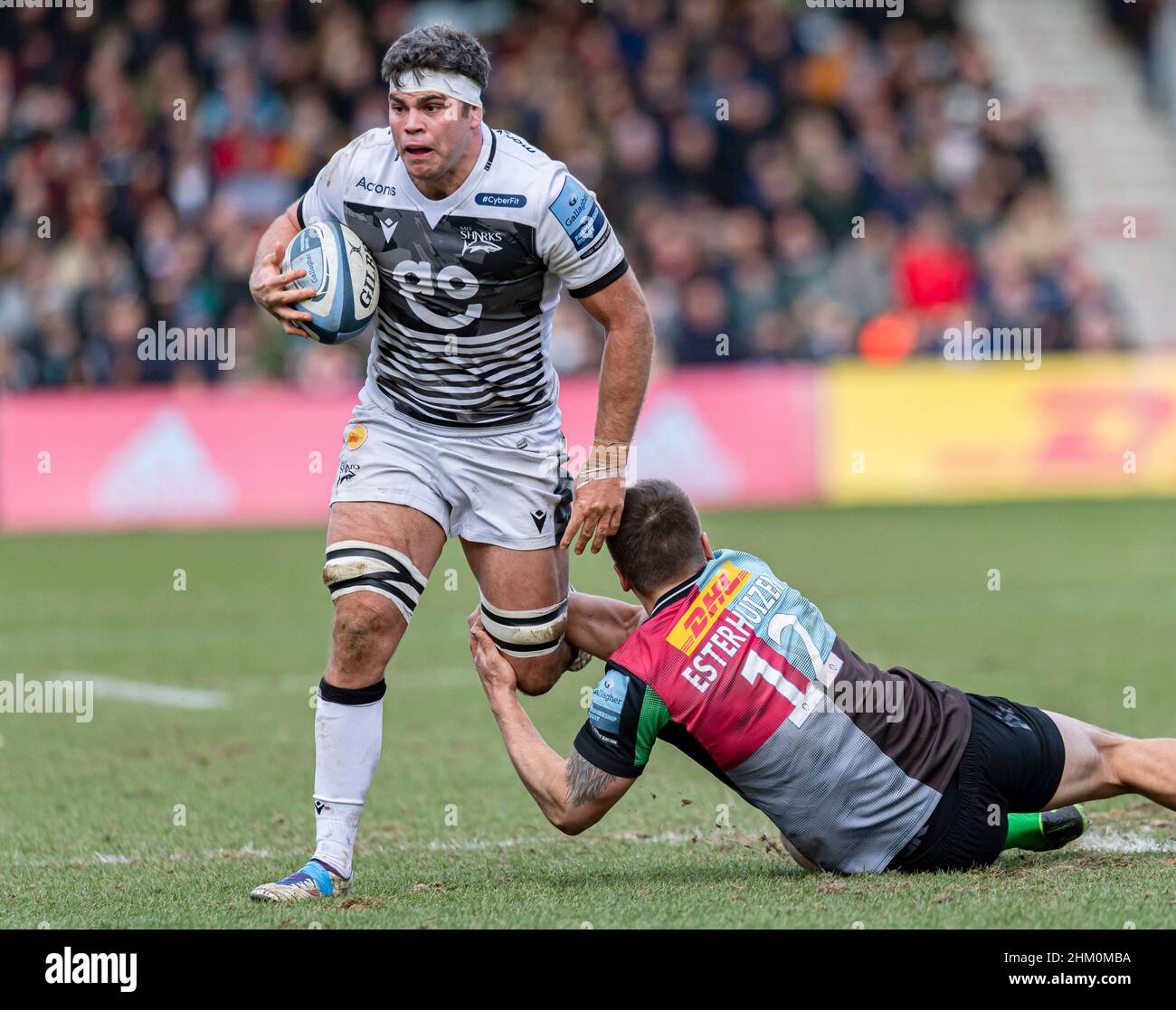 LONDRA, REGNO UNITO. 06th, Feb 2022. Jono Ross of sale squali è affrontato durante Harlequins vs sale squali - Gallagher Premiership Rugby allo Stoop Stadium Domenica, 06 Febbraio 2022. LONDRA INGHILTERRA. Credit: Taka Wu/Alamy Live News Foto Stock