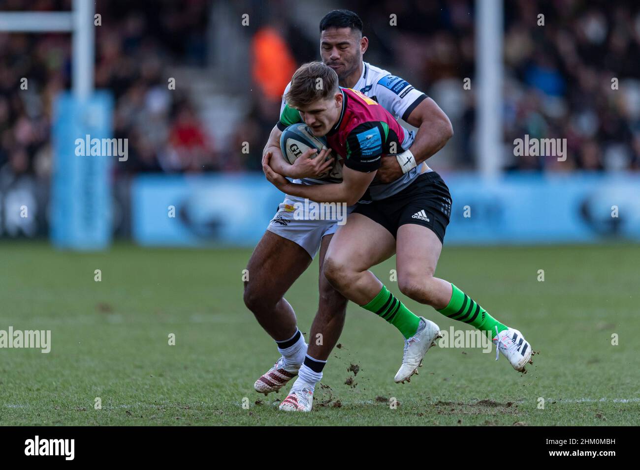 LONDRA, REGNO UNITO. 06th, Feb 2022. Oscar Beard of Harlequins è affrontato durante Harlequins vs sale Sharks - Gallagher Premiership Rugby allo Stoop Stadium Domenica, 06 Febbraio 2022. LONDRA INGHILTERRA. Credit: Taka Wu/Alamy Live News Foto Stock