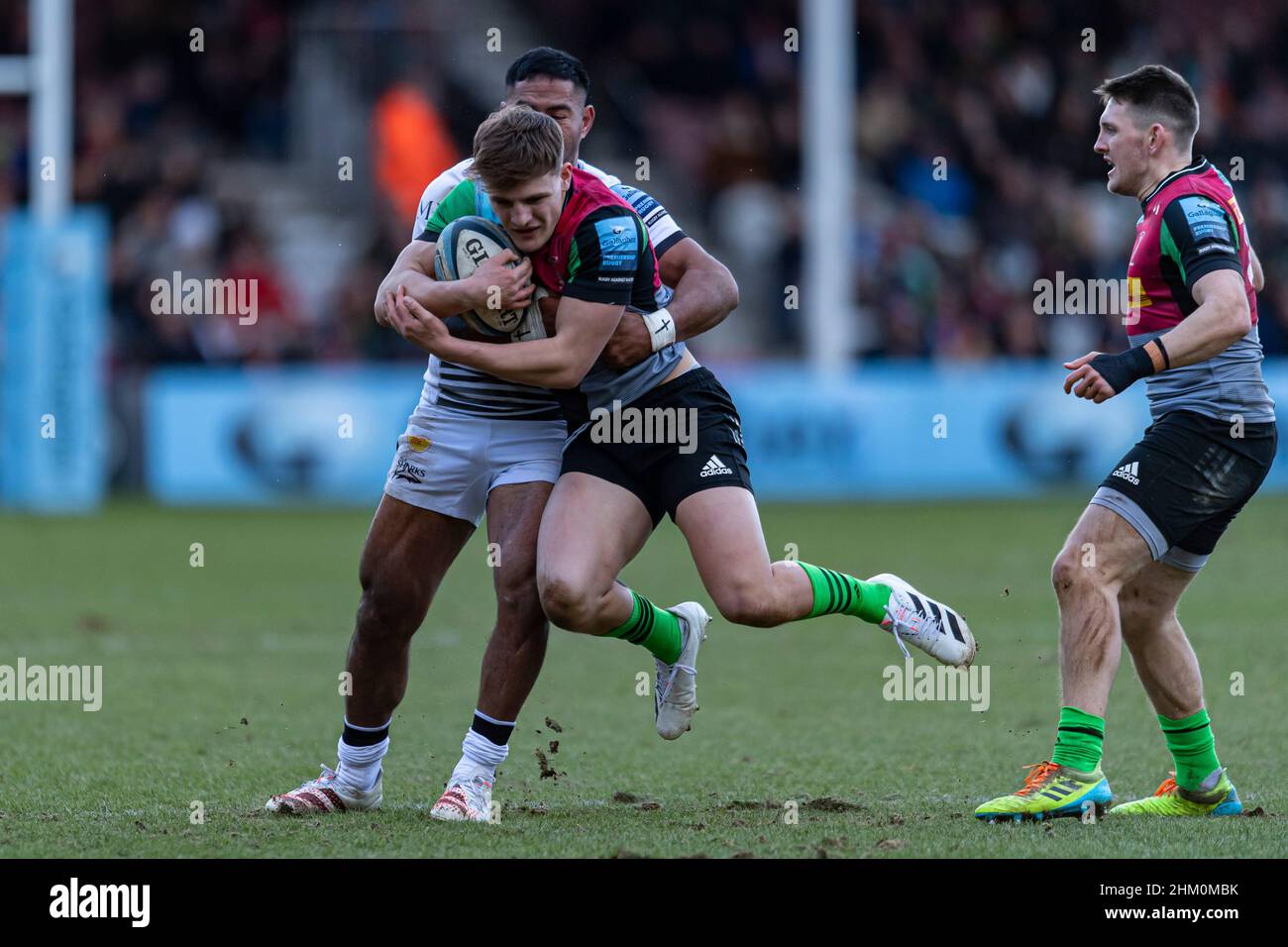 LONDRA, REGNO UNITO. 06th, Feb 2022. Oscar Beard of Harlequins è affrontato durante Harlequins vs sale Sharks - Gallagher Premiership Rugby allo Stoop Stadium Domenica, 06 Febbraio 2022. LONDRA INGHILTERRA. Credit: Taka Wu/Alamy Live News Foto Stock