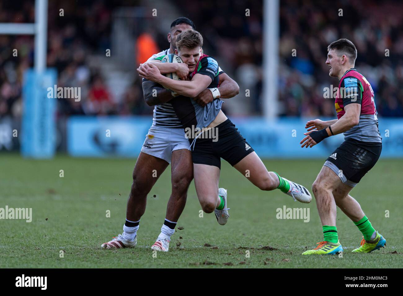 LONDRA, REGNO UNITO. 06th, Feb 2022. Oscar Beard of Harlequins è affrontato durante Harlequins vs sale Sharks - Gallagher Premiership Rugby allo Stoop Stadium Domenica, 06 Febbraio 2022. LONDRA INGHILTERRA. Credit: Taka Wu/Alamy Live News Foto Stock