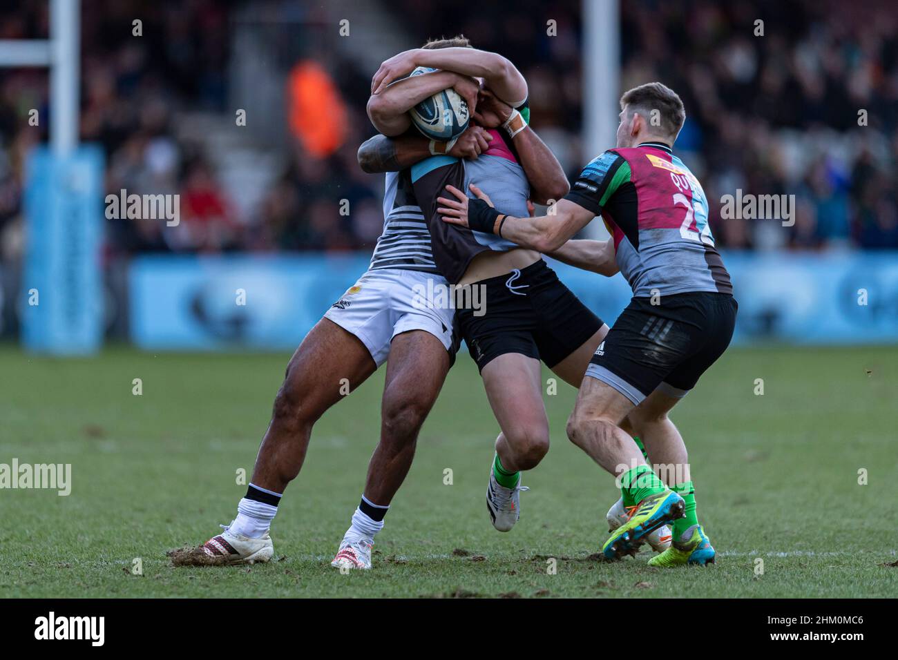 LONDRA, REGNO UNITO. 06th, Feb 2022. Oscar Beard of Harlequins è affrontato durante Harlequins vs sale Sharks - Gallagher Premiership Rugby allo Stoop Stadium Domenica, 06 Febbraio 2022. LONDRA INGHILTERRA. Credit: Taka Wu/Alamy Live News Foto Stock
