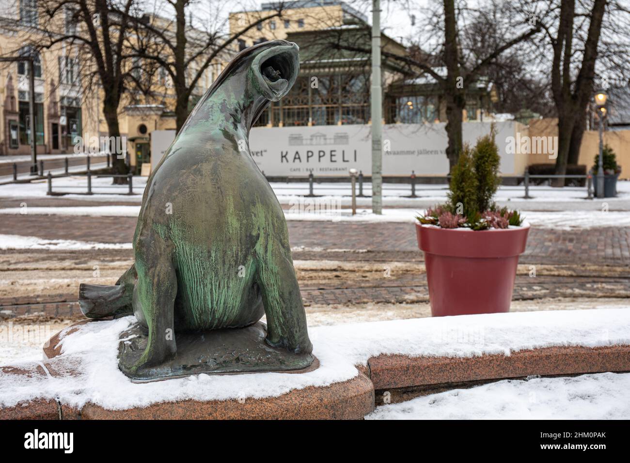 Leone di mare, parte della più grande scultura Havis Amanda, con ristorante Kappeli sullo sfondo a Helsinki, Finlandia Foto Stock