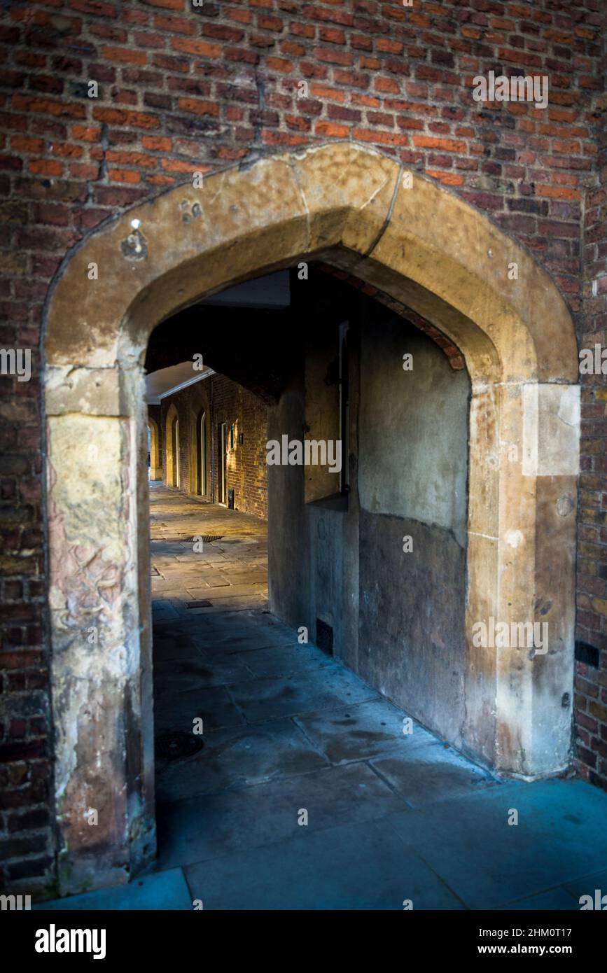 Passaggio di strada ad arco in stile Tudor, St James's, City of Westminster, Londra, Inghilterra, REGNO UNITO Foto Stock