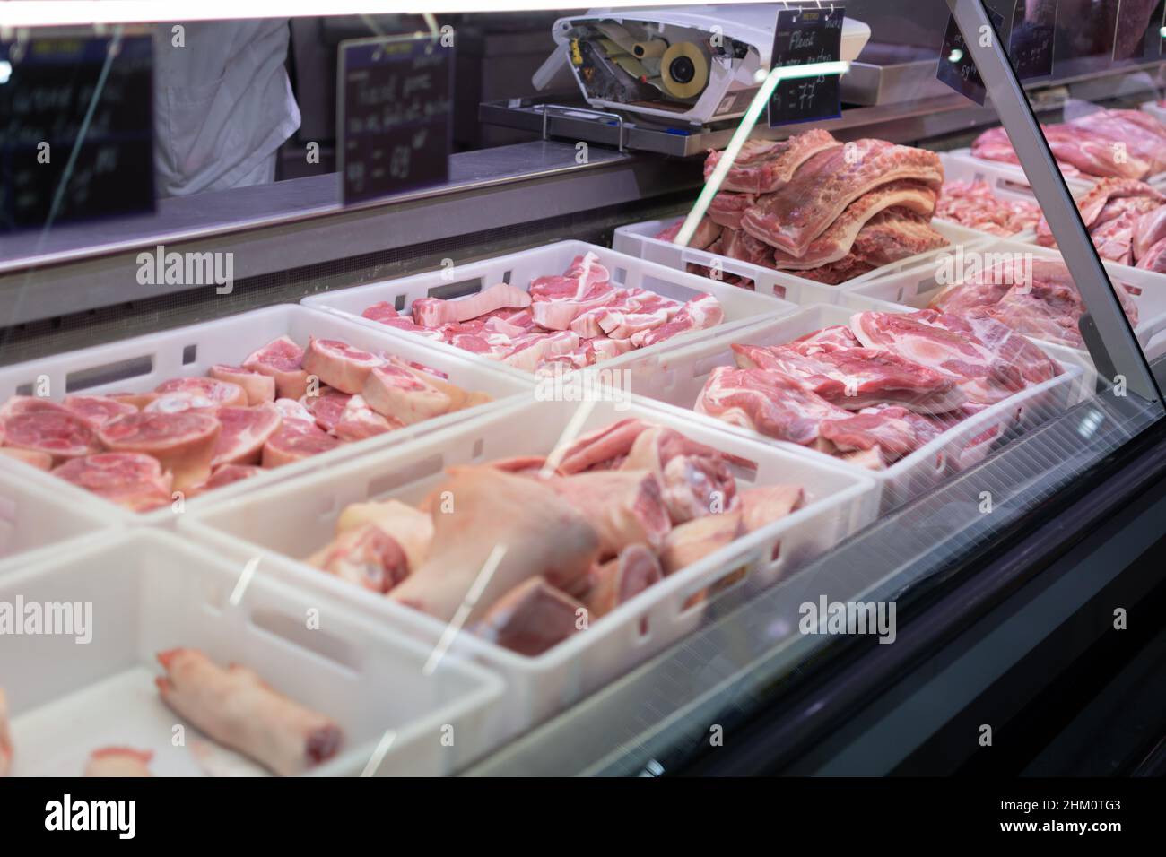 Chisinau, Moldavia - 23 gennaio 2022: Vetrina refrigerata con carne fresca al supermercato. Carne fresca in Metro Cash Carry. Foto Stock