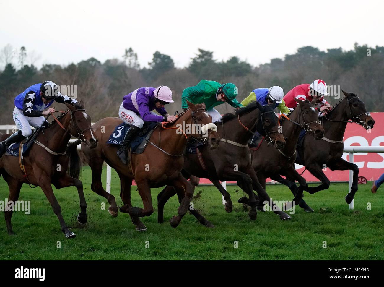 BG Crawford guida Lily Du Berlais (centro, berretto verde e sete) sulla loro strada per vincere la Coolmore N.H. Sires Santiago irlandese EBF Mares I.N.H. Flat Race durante il secondo giorno del Dublin Racing Festival all'ippodromo di Leopardstown a Dublino, Irlanda. Data foto: Domenica 6 febbraio 2022. Foto Stock