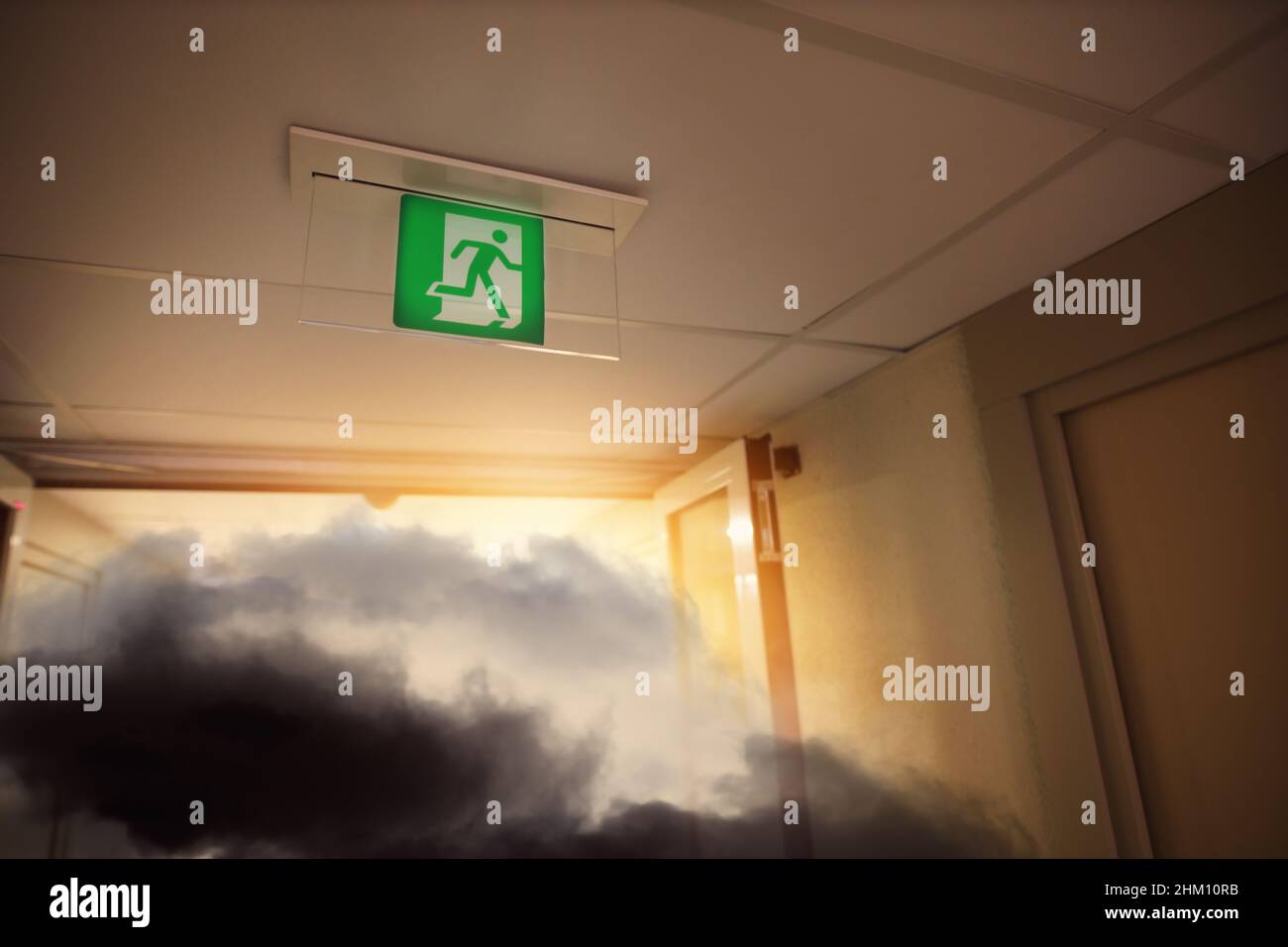 fuoco e fumo nell'edificio Foto Stock
