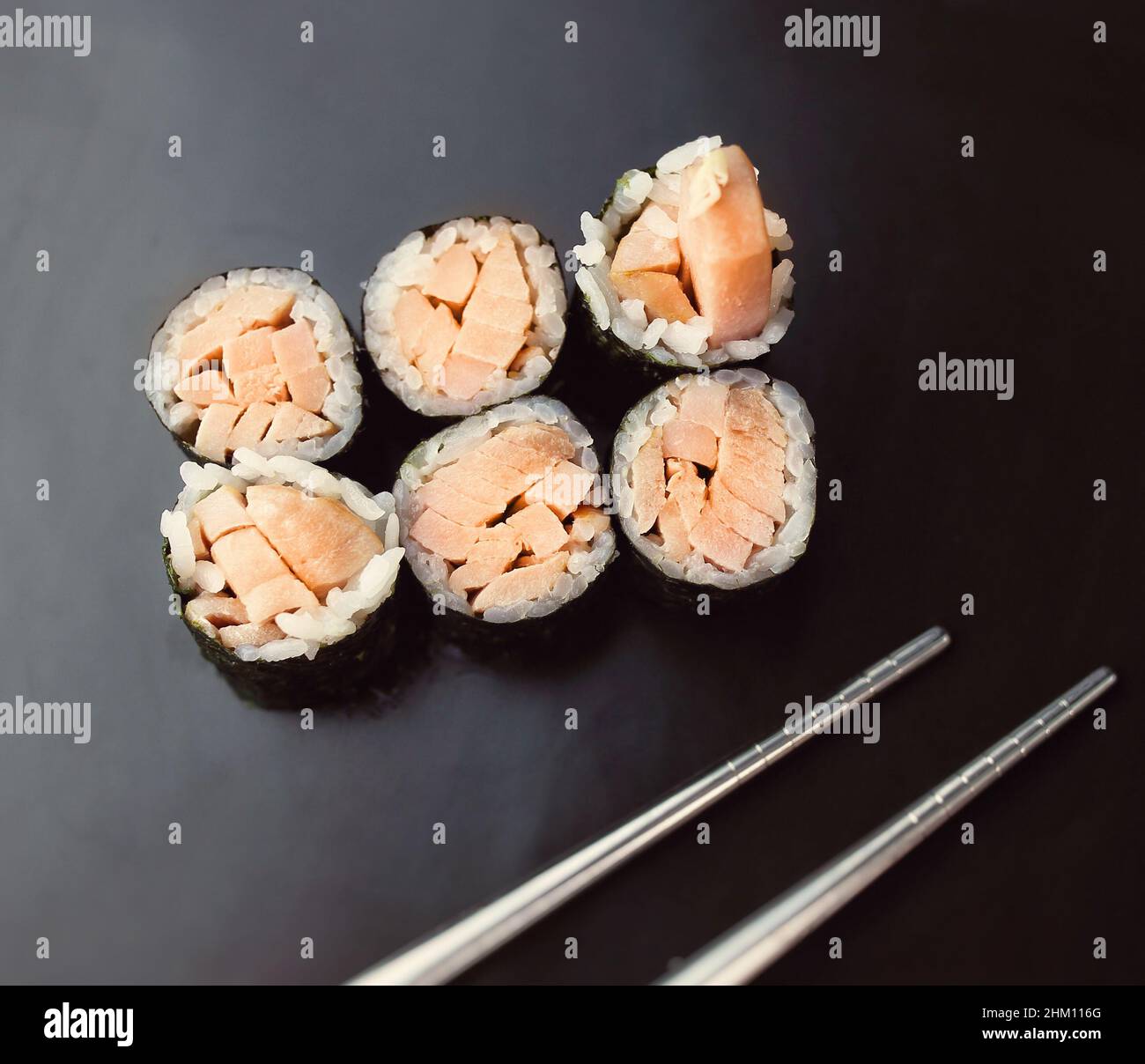 rotoli di sushi su sfondo di porcellana nera Foto Stock