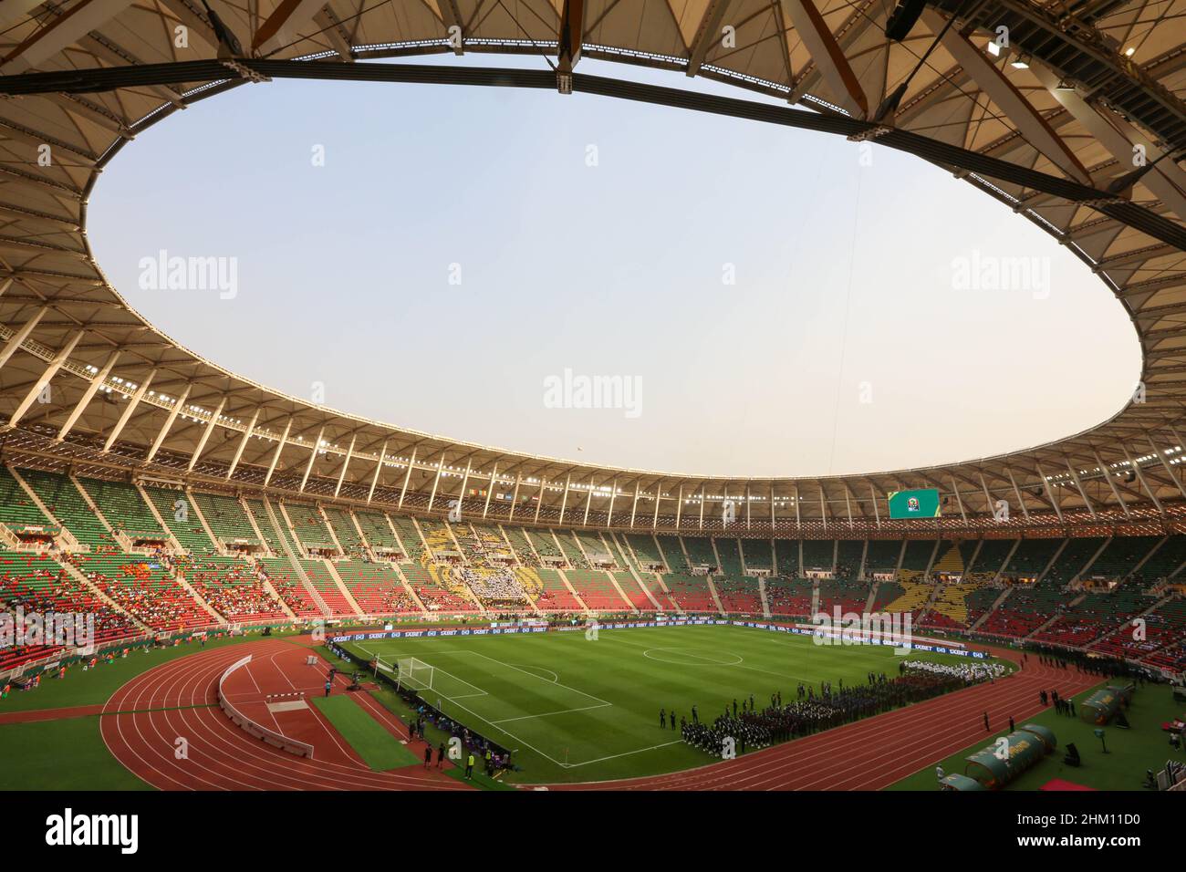 Yaounde, Camerun. 06th Feb 2022. Una visione generale degli stand prima dell'inizio della partita di calcio finale della Coppa delle nazioni 2021 tra Senegal ed Egitto al Paul Biya 'Olembe' Stadium. Credit: Ayman Aref/dpa/Alamy Live News Foto Stock