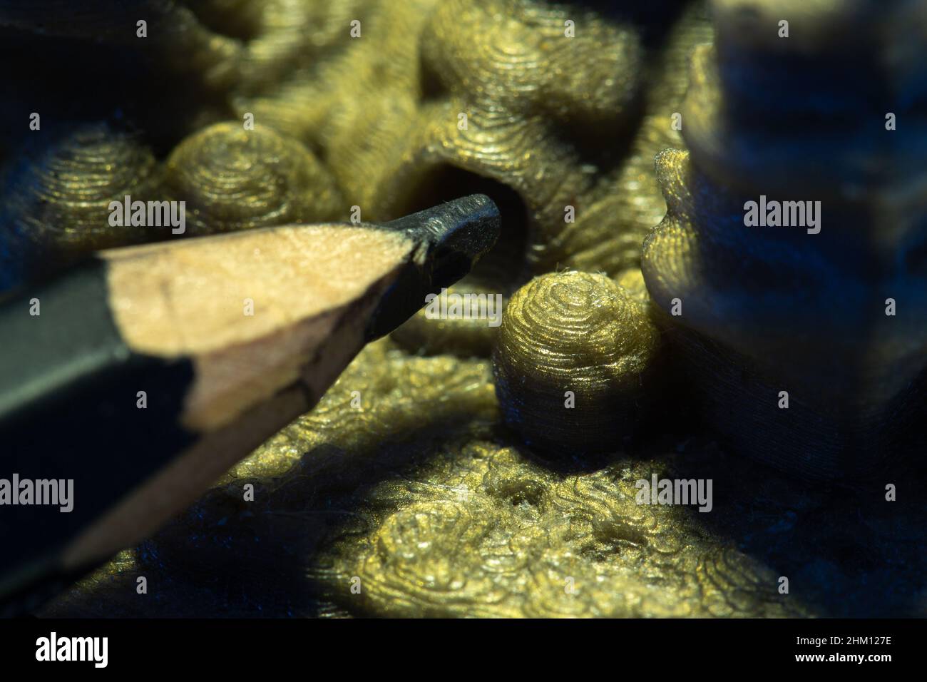 Macro di 3D oggetto stampato e matita accanto ad esso. Foto Stock