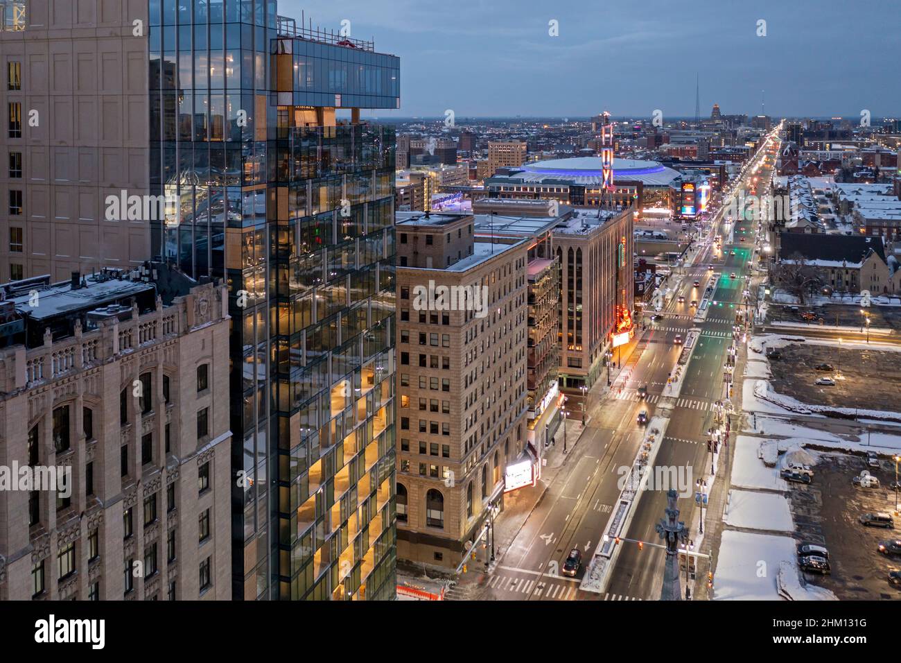 Detroit, Michigan - Downtown Detroit dopo il tramonto. La vista si affaccia a nord su Woodward Avenue Foto Stock