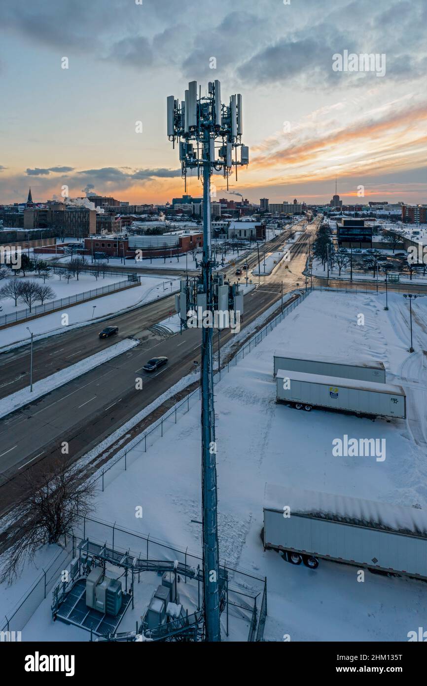 Detroit, Michigan - una torre di telefoni cellulari nel centro di Detroit. Foto Stock