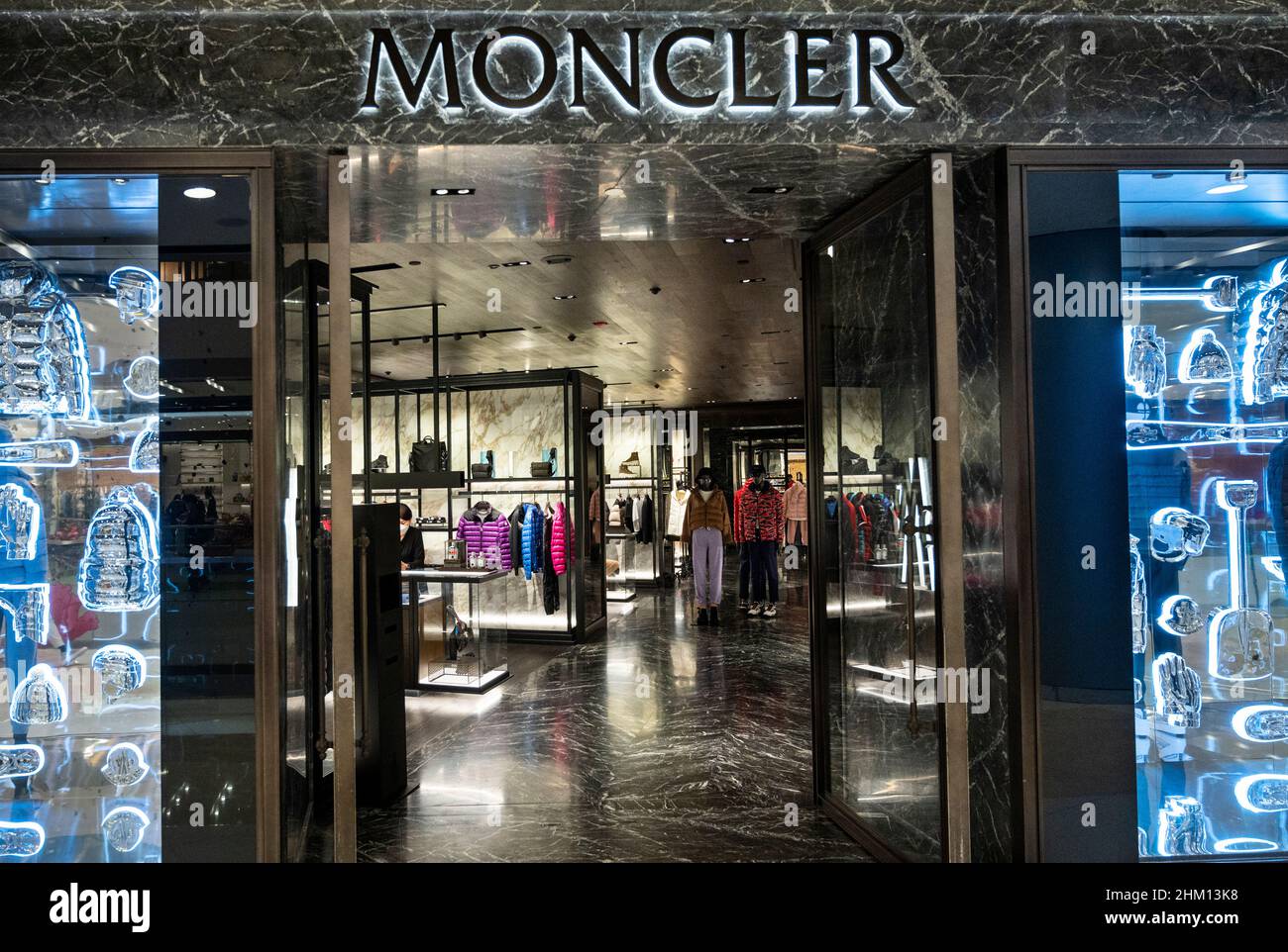 Negozio Moncler del marchio di moda italiano di lusso a Hong Kong Foto stock Alamy