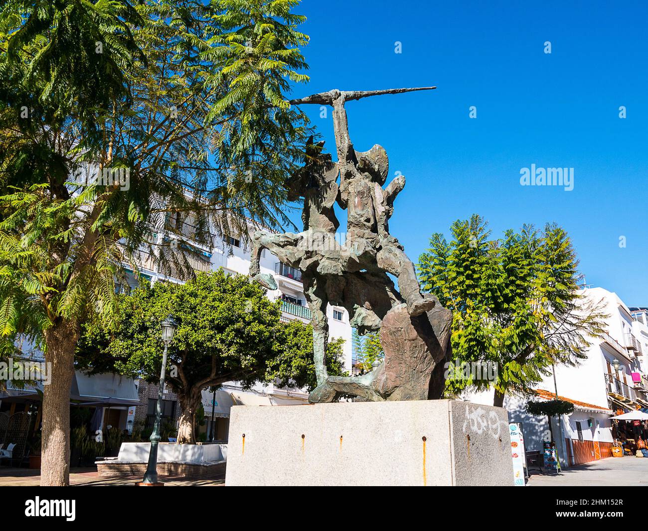 Statua moderna di Don Chisciotte in strada a Nerja, nel sud della Spagna. Don Chisciotte è diventato così affascinato leggendo i romanzi cavallereschi che diventa pazzo Foto Stock