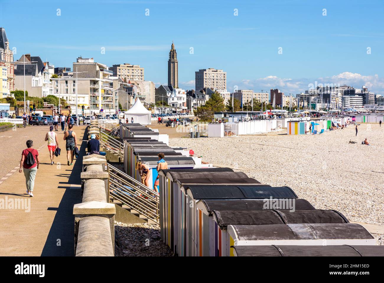 Persone che passeggiano lungo la spiaggia a le Havre, Francia. Foto Stock