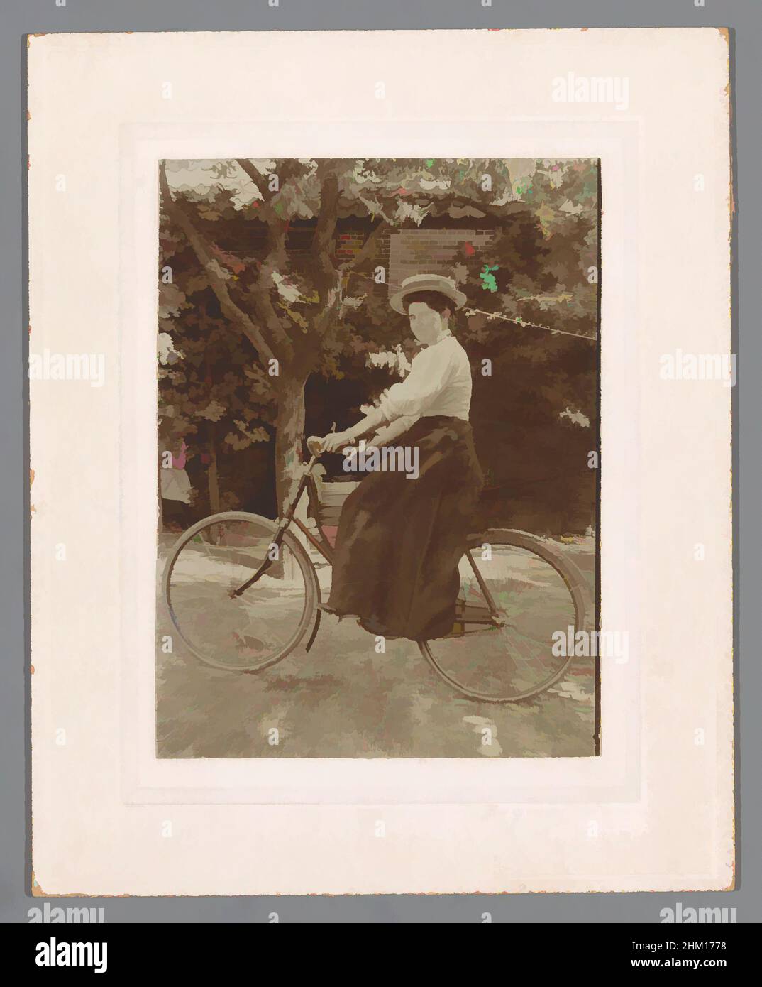 Arte ispirata dal Ritratto di una donna sconosciuta su una bicicletta, c.. 1895 - c. 1915, cartone, supporto fotografico, altezza 111 mm x larghezza 81 mm, opere classiche modernizzate da Artotop con un tocco di modernità. Forme, colore e valore, impatto visivo accattivante sulle emozioni artistiche attraverso la libertà delle opere d'arte in modo contemporaneo. Un messaggio senza tempo che persegue una nuova direzione selvaggiamente creativa. Artisti che si rivolgono al supporto digitale e creano l'NFT Artotop Foto Stock