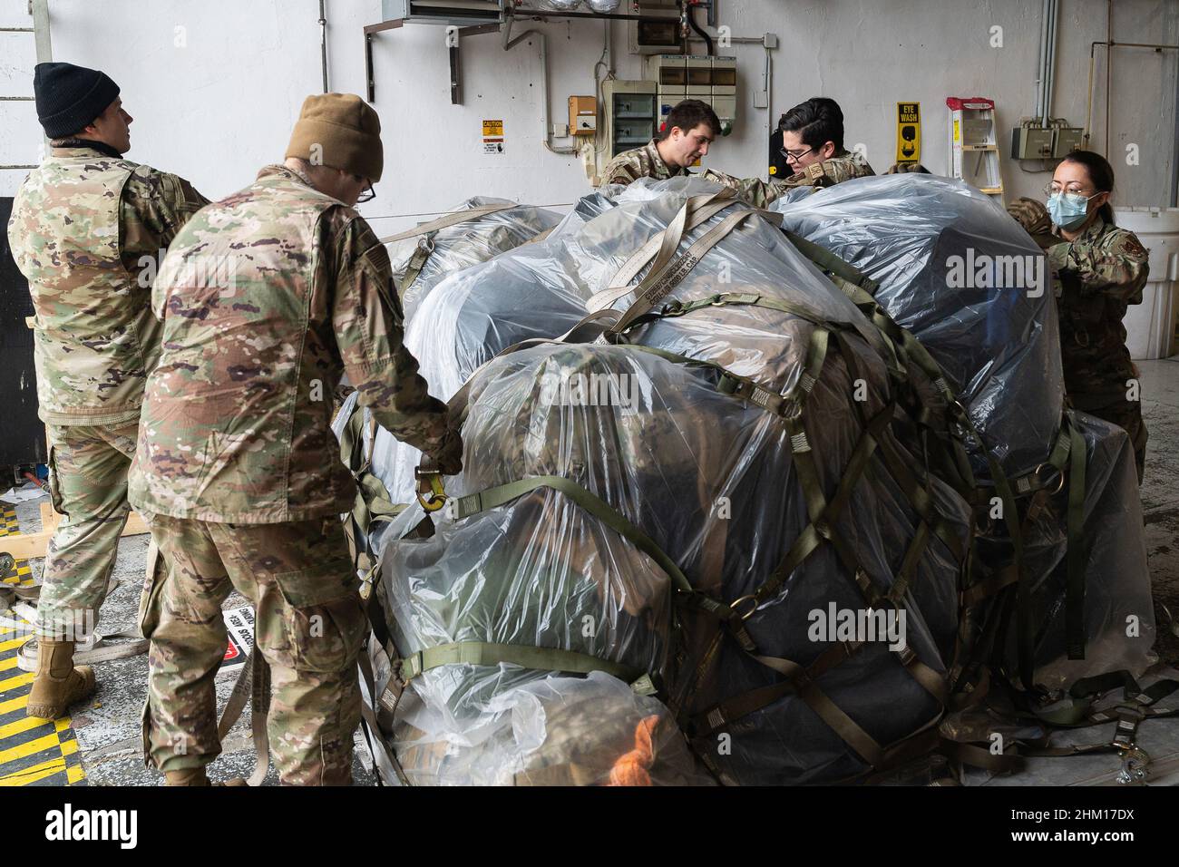 Base aerea di Ramstein, Germania. 06th Feb 2022. US Air Force Airmen assegnato alla Ramstein Air base, Germania, strap down equipment, 3 febbraio 2022. Forze aeree degli Stati Uniti in Europa - forze aeree le forze africane sono preparate e strategicamente posizionate per fornire rapidamente supporto agli alleati e ai partner della NATO e per difendersi da qualsiasi aggressione per mantenere la stabilità e la sicurezza in Europa. Foto di Airman 1st Classe Edgar Grimaldo/U.S.A. Air Force/UPI Credit: UPI/Alamy Live News Foto Stock