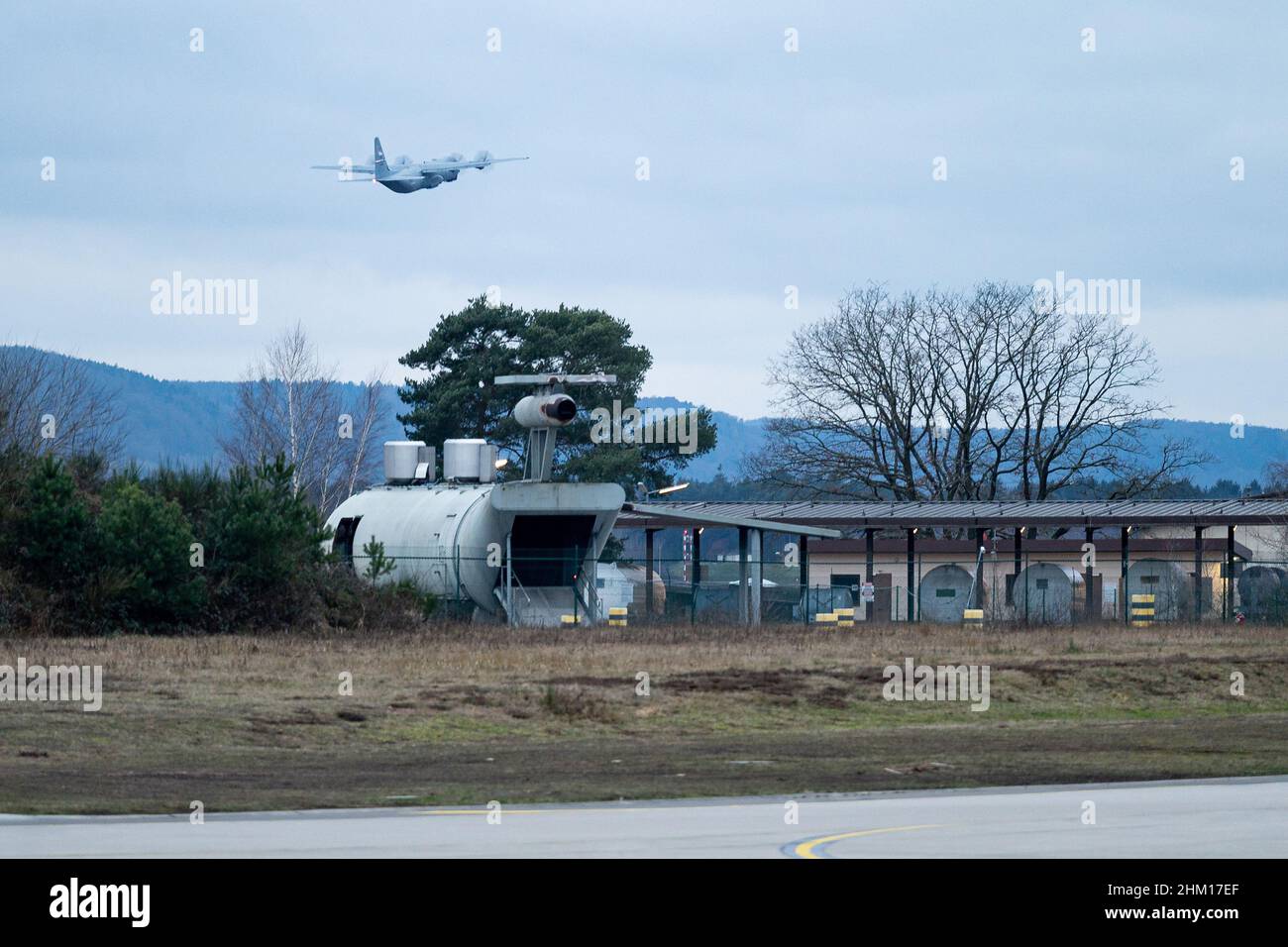 Base aerea di Ramstein, Germania. 06th Feb 2022. Gli aerei dell'aeronautica degli Stati Uniti assegnati alla base aerea di Ramstein, Germania, partono su un aereo C-130J Super Hercules per schierarsi in Polonia, 3 febbraio 2022. Forze aeree degli Stati Uniti in Europa - forze aeree le forze africane sono preparate e strategicamente posizionate per fornire rapidamente supporto agli alleati e ai partner della NATO e per difendersi da qualsiasi aggressione per mantenere la stabilità e la sicurezza in Europa. Foto di Airman 1st Classe Edgar Grimaldo/U.S.A. Air Force/UPI Credit: UPI/Alamy Live News Foto Stock