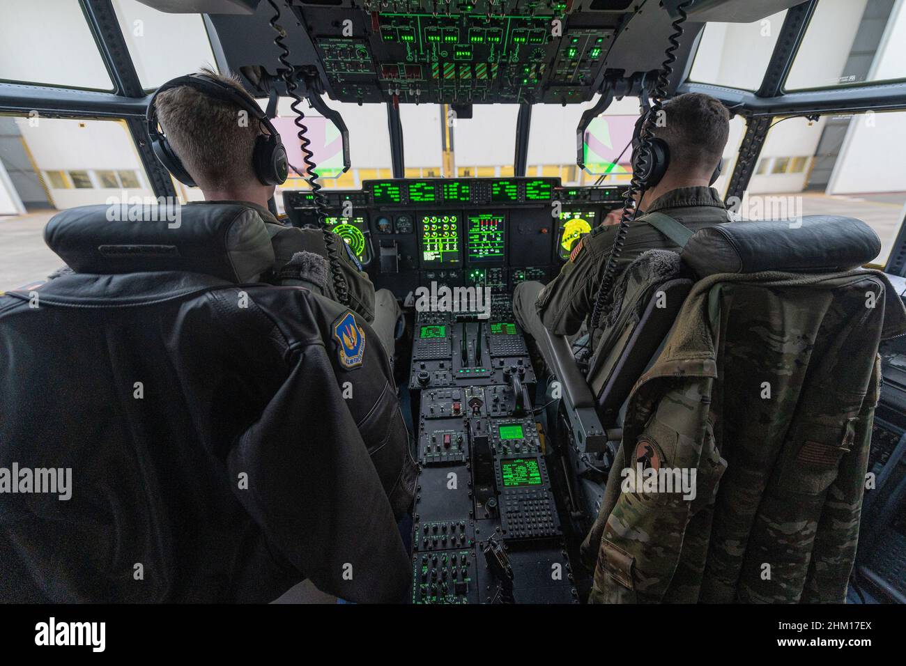 Base aerea di Ramstein, Germania. 06th Feb 2022. I piloti dell'aviazione militare statunitense assegnati alla base aerea di Ramstein, Germania, si preparano a partire per la Polonia, 3 febbraio 2022. Forze aeree degli Stati Uniti in Europa - forze aeree le forze africane sono preparate e strategicamente posizionate per fornire rapidamente supporto agli alleati e ai partner della NATO e per difendersi da qualsiasi aggressione per mantenere la stabilità e la sicurezza in Europa. Foto di Airman 1st Classe Edgar Grimaldo/U.S.A. Air Force/UPI Credit: UPI/Alamy Live News Foto Stock