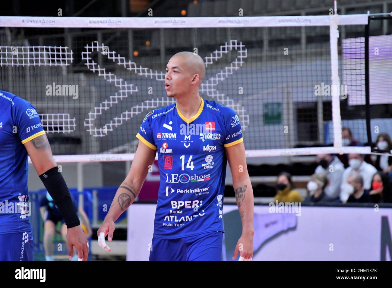 Trento, Italia. 06th Feb 2022. Nimir Abdelaziz (Leo Scarpe Modena) durante ITAS Trentino vs Leo Scarpe Modena, Volley Campionato Italiano Serie A Men Superleague a Trento, Italia, Febbraio 06 2022 Credit: Agenzia fotografica indipendente/Alamy Live News Foto Stock