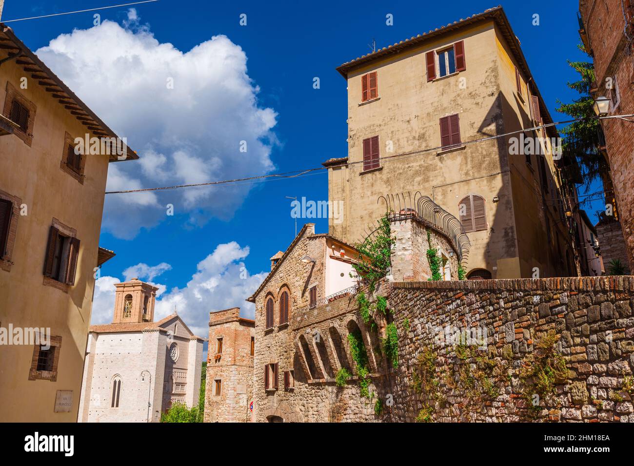 Centro storico medievale di Perugia con la Chiesa di San Francesco al Prato (San Francesco) Foto Stock