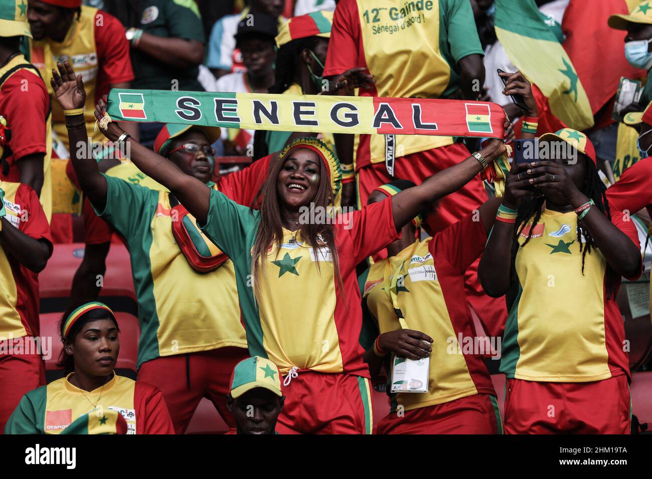 Yaounde, Camerun. 06th Feb 2022. I tifosi senegalesi acclamano gli stand prima dell'inizio della partita di calcio finale 2021 della Coppa delle nazioni africane tra Senegal ed Egitto allo Stadio Paul Biya 'Olembe'. Credit: Ayman Aref/dpa/Alamy Live News Foto Stock