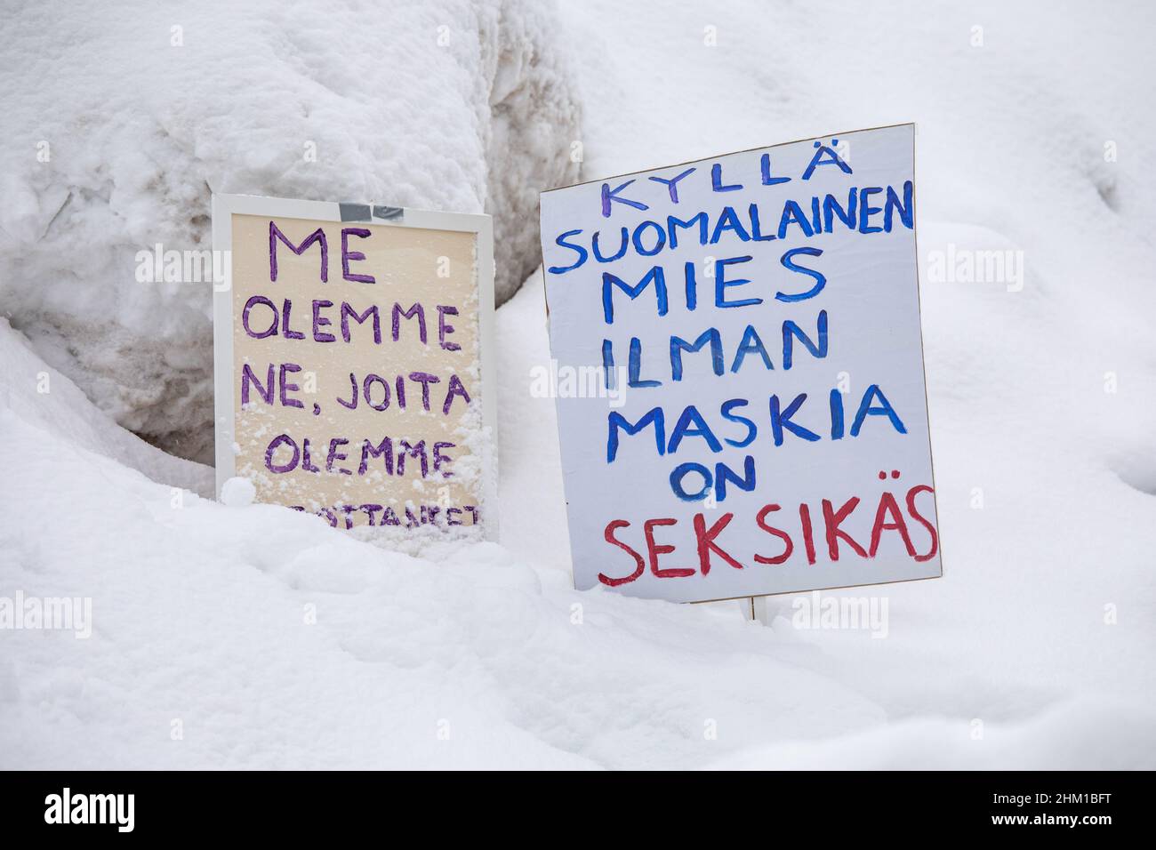 Kyllä suomalainen mies ilman maskia su seksikäs. Freedom convoglio Finlandia firma su cumulo di neve a Helsinki, Finlandia. Foto Stock