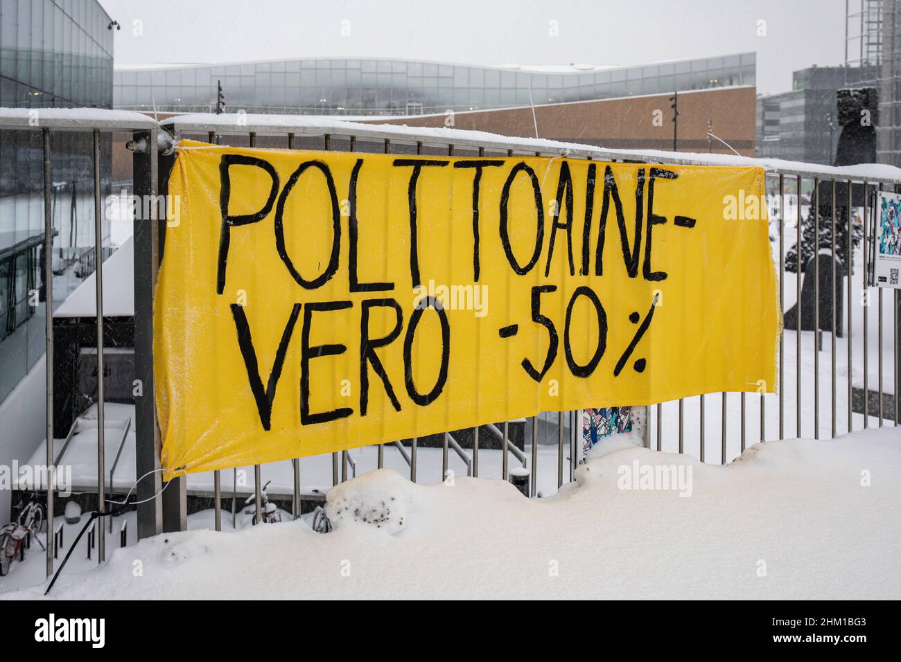 Polttoainevero -50 %. Libertà convoglio Finlandia banderole appeso alla recinzione a Helsinki, Finlandia. Foto Stock