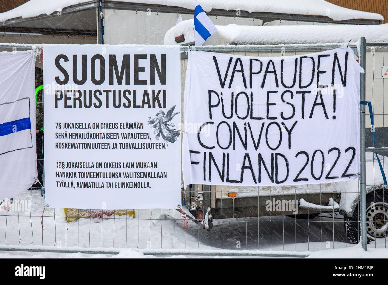 Libero convoglio Finlandia striscioni appesi su una recinzione a Helsinki, Finlandia Foto Stock