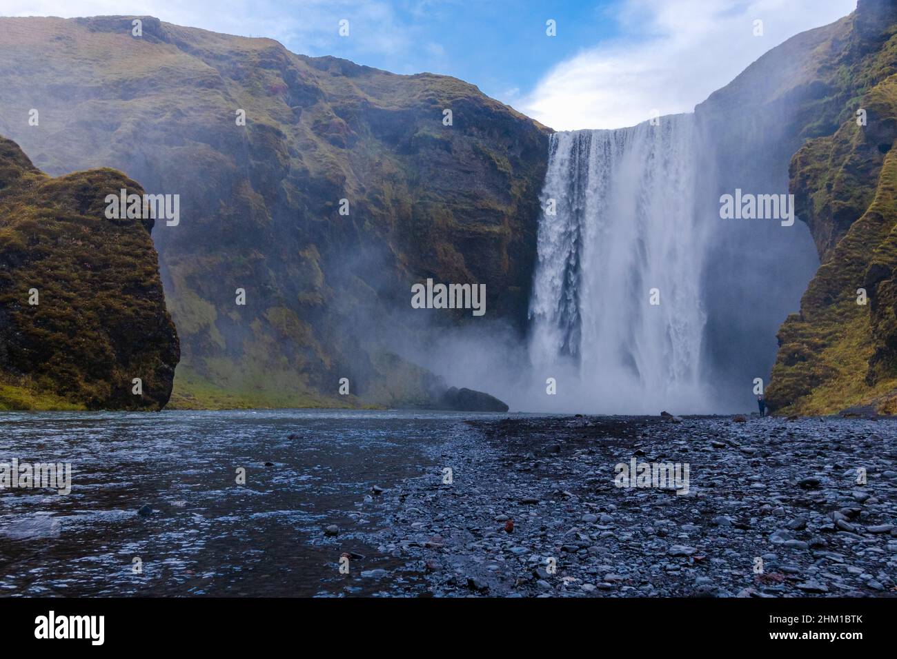 Cascata di Skógafoss con un cavallo islandese in Islanda, una meraviglia naturale magica Foto Stock