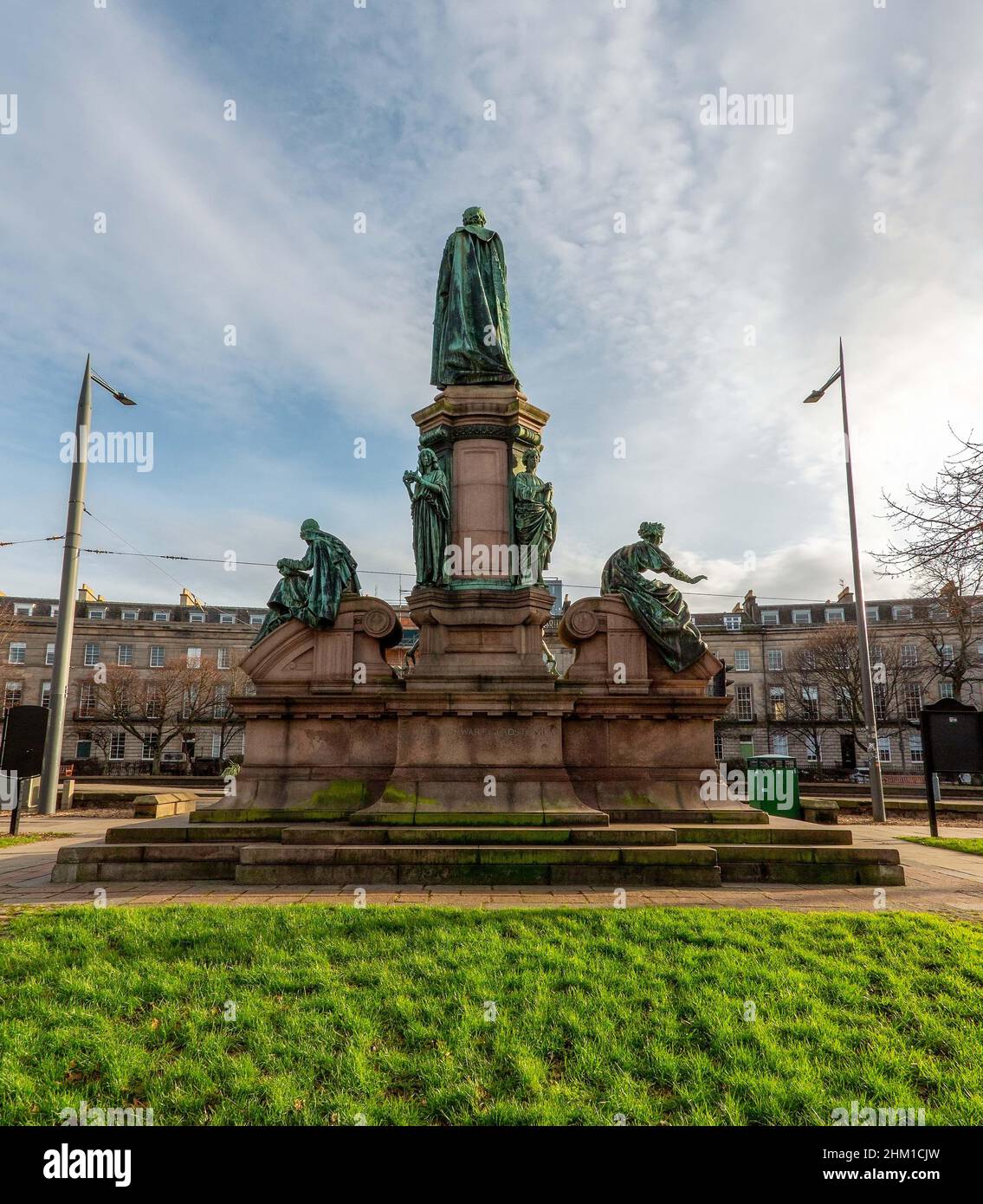 Statua commemorativa di William Ewart Gladstone nel centro della città di Edimburgo, Scozia, Regno Unito Foto Stock