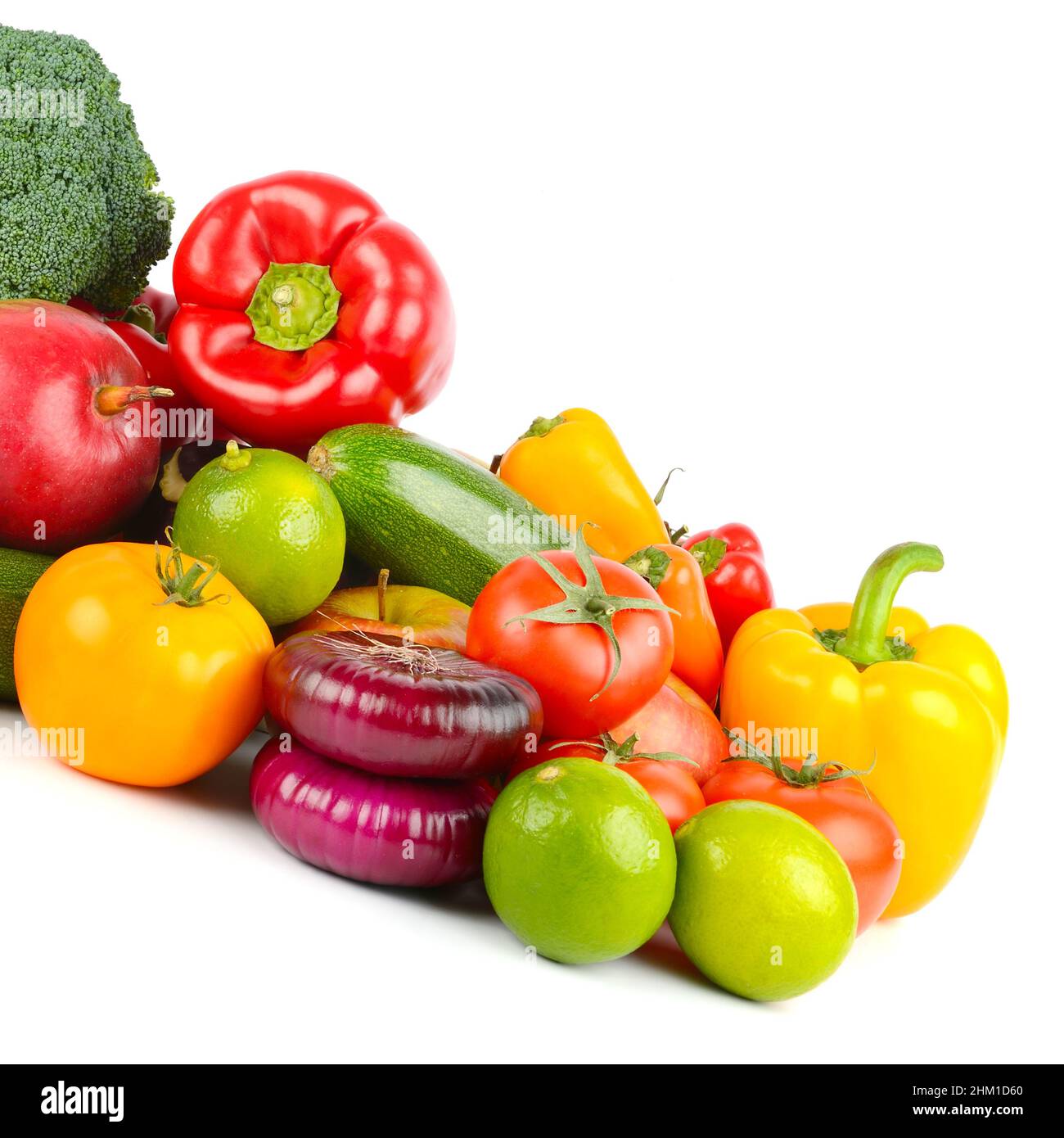 Verdure e frutta utili e fresche isolate su sfondo bianco. Foto Stock