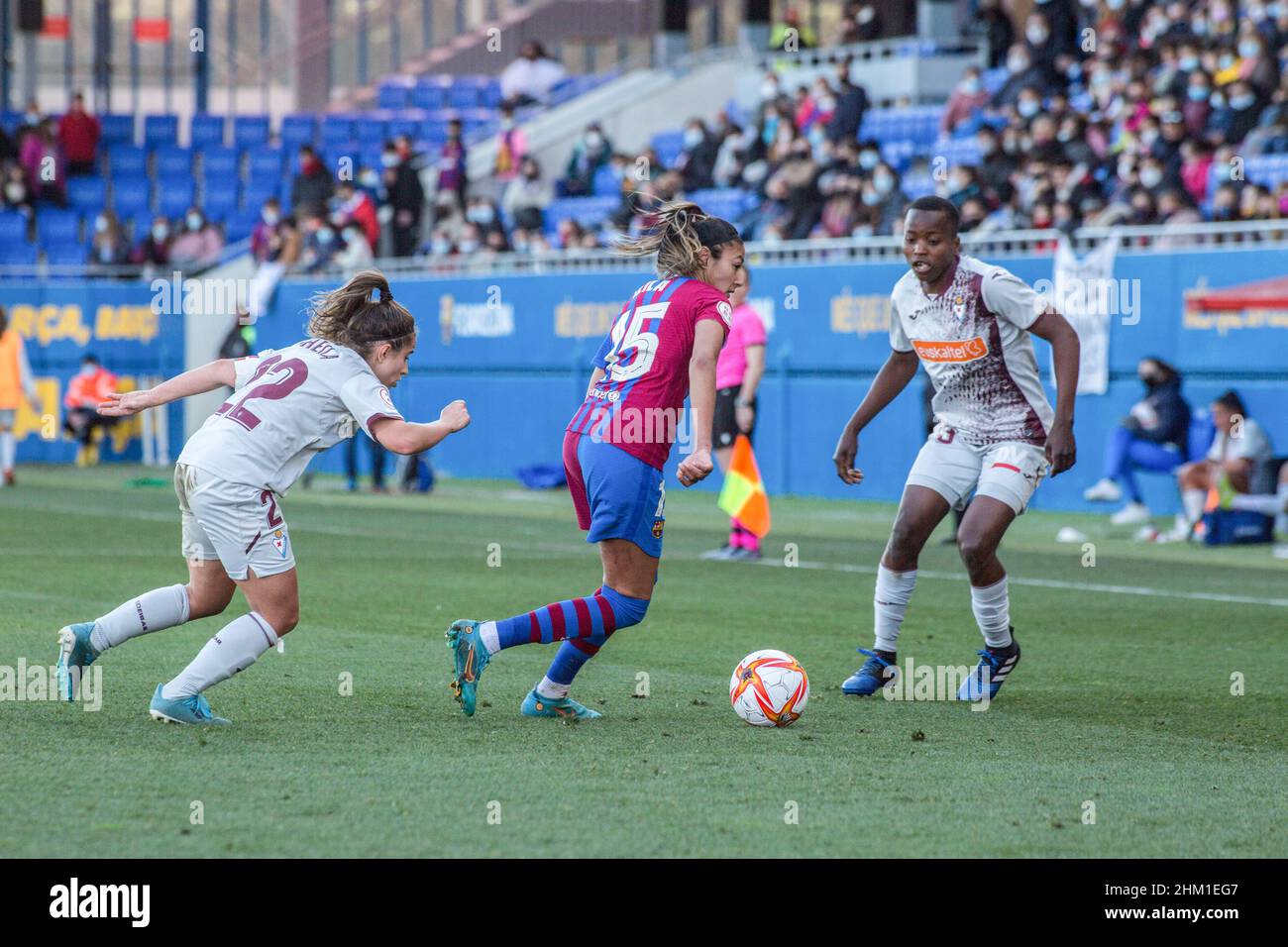 Barcellona, Spagna. 06th Feb 2022. Leila Ouahabi (C) del FC Barcelona, Racheal Kundananji (R) e Sheila Elorza (L) del SD Eibar in azione durante la partita Primera Iberdrola tra il FC Barcelona Femeni e il SD Eibar Femenino all'Estadi Johan Cruyff. Punteggio finale; FC Barcelona Femeni 7:0 SD Eibar Femenino. Credit: SOPA Images Limited/Alamy Live News Foto Stock