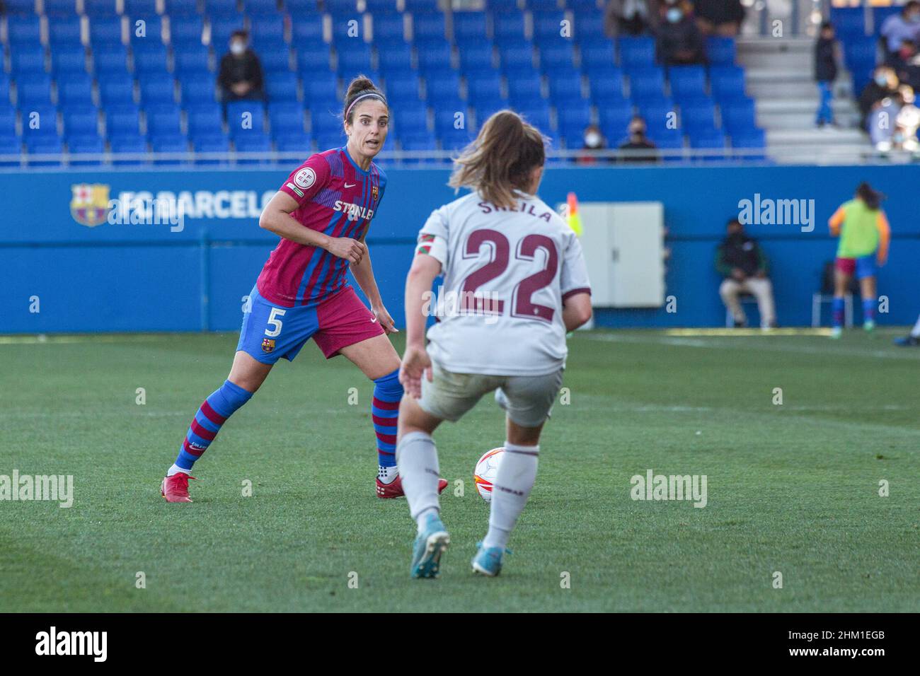 Barcellona, Spagna. 06th Feb 2022. Melanie Serrano (L) del FC Barcelona e Sheila Elorza (R) della SD Eibar in azione durante la partita Primera Iberdrola tra il FC Barcelona Femeni e la SD Eibar Femenino all'Estadi Johan Cruyff. Punteggio finale; FC Barcelona Femeni 7:0 SD Eibar Femenino. Credit: SOPA Images Limited/Alamy Live News Foto Stock