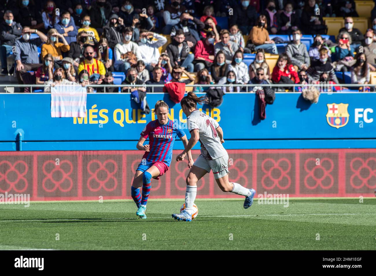 Barcellona, Spagna. 06th Feb 2022. Caroline Graham Hansen (L) del FC Barcelona e Nerea Ganchegui (R) della SD Eibar in azione durante la partita Primera Iberdrola tra il FC Barcelona Femeni e la SD Eibar Femenino all'Estadi Johan Cruyff. Punteggio finale; FC Barcelona Femeni 7:0 SD Eibar Femenino. Credit: SOPA Images Limited/Alamy Live News Foto Stock