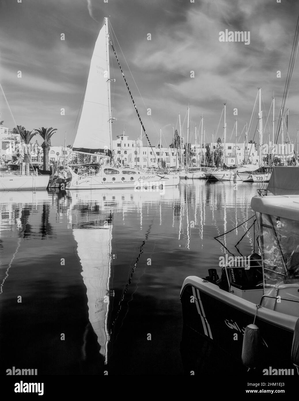 Barca bianca vela riflessione nel porto di Sousse, Tunisia Foto Stock