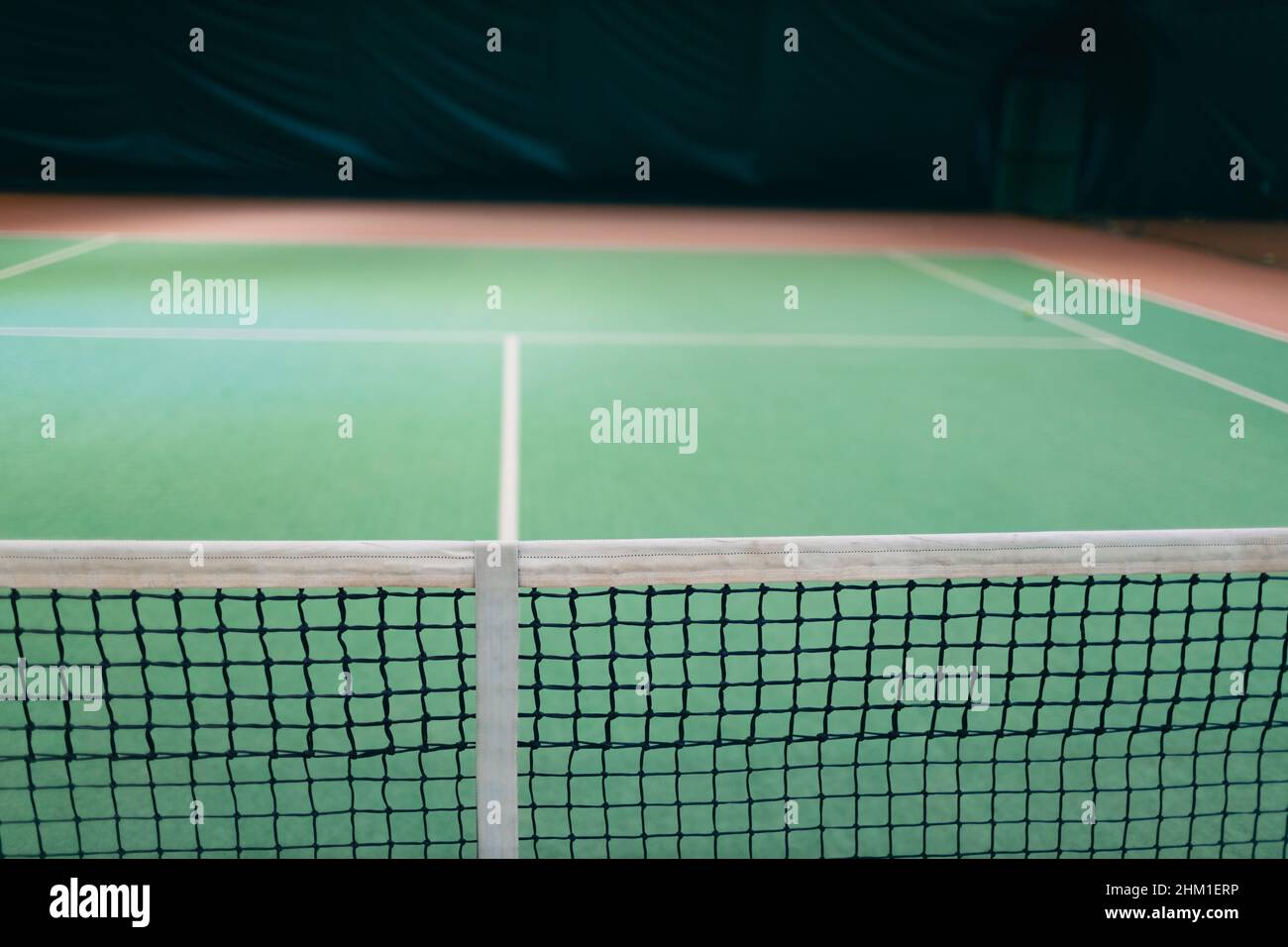 Campo da tennis vuoto senza giocatori al coperto Foto Stock