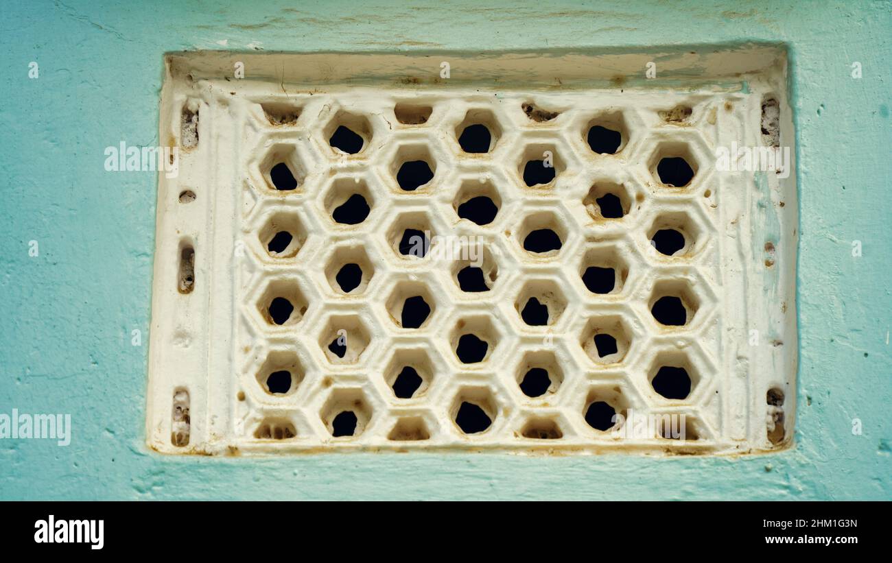 Finestra decorativa sulla parete. Tradizionale finestra cementata di palazzi Indiani. Foto Stock