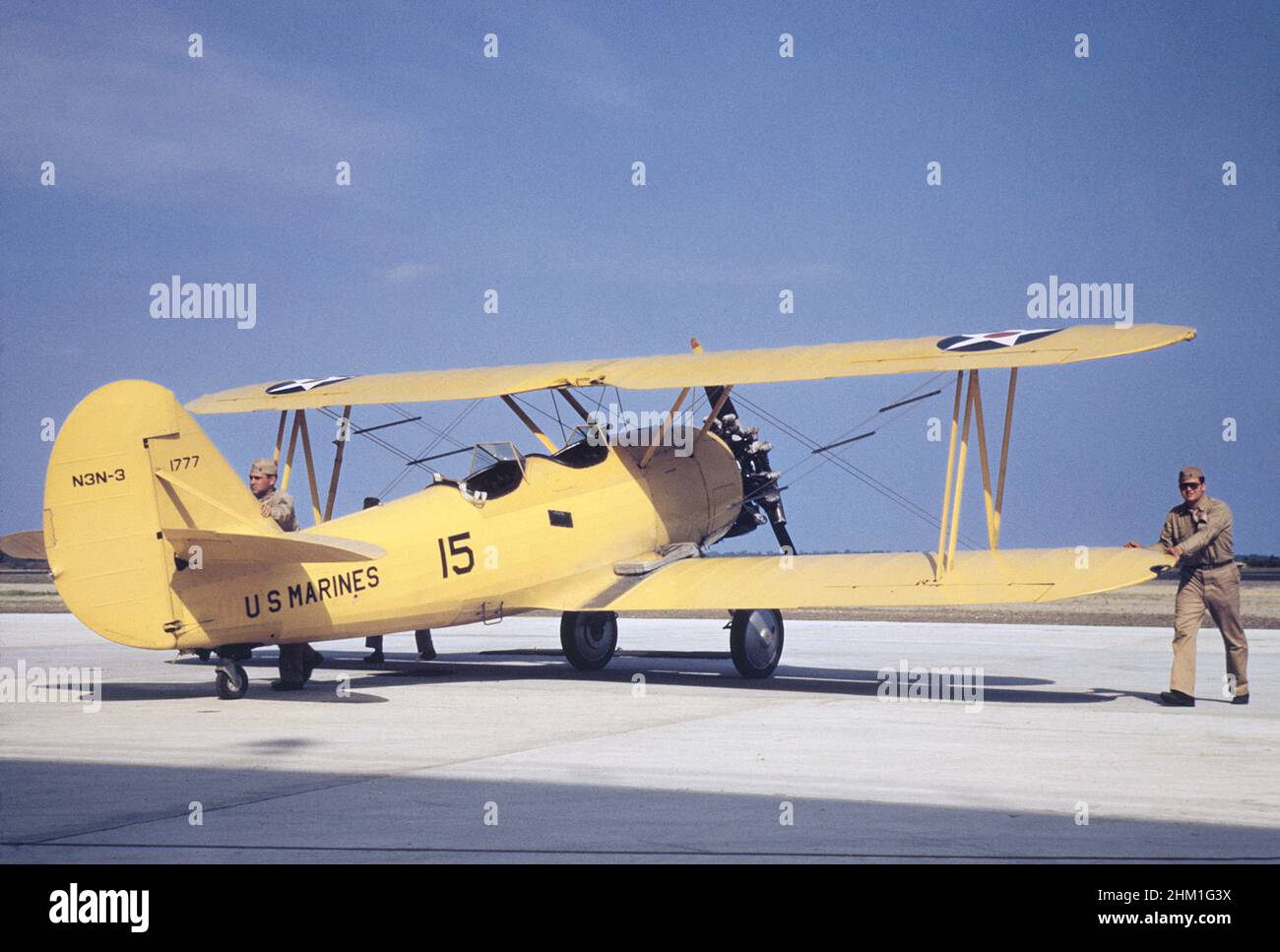 Vista di tre quarti di Marine Power Plane che traina Training Gliders, Page Field, Parris Island, South Carolina, USA, Alfred T. Palmer, Ufficio americano delle informazioni di guerra, maggio 1942 Foto Stock