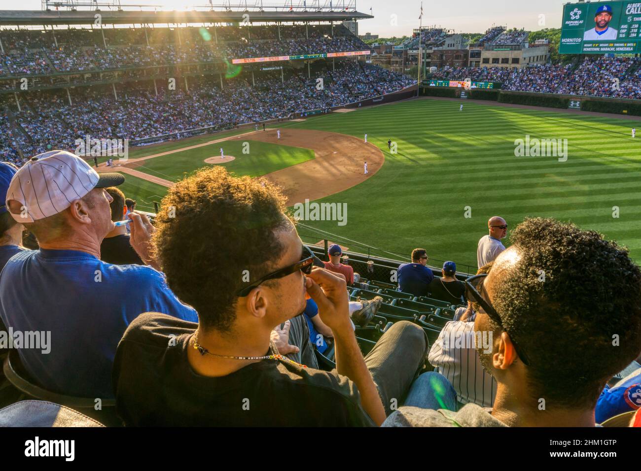 La folla si è accanita a una partita di baseball al Wrigley Field di Chicago, sede dei Chicago Cubs. Cubs che gioca LA Dodgers. Foto Stock
