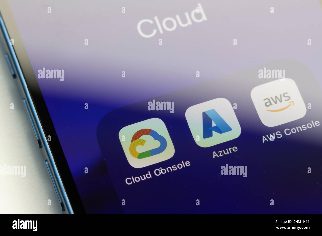 Le icone delle app dei tre principali provider di servizi di cloud computing sono visibili su un iPhone: Google Cloud Console, Microsoft Azure e AWS Console. Foto Stock