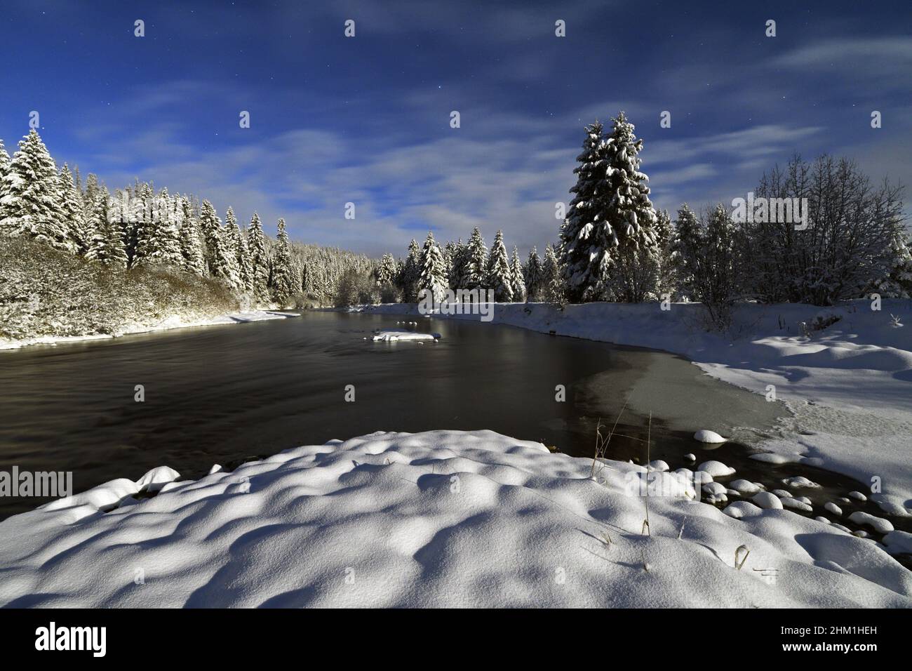 Fiume Yaak di notte durante una luna piena in inverno. Yaak Valley, Montana nord-occidentale. (Foto di Randy Beacham) Foto Stock
