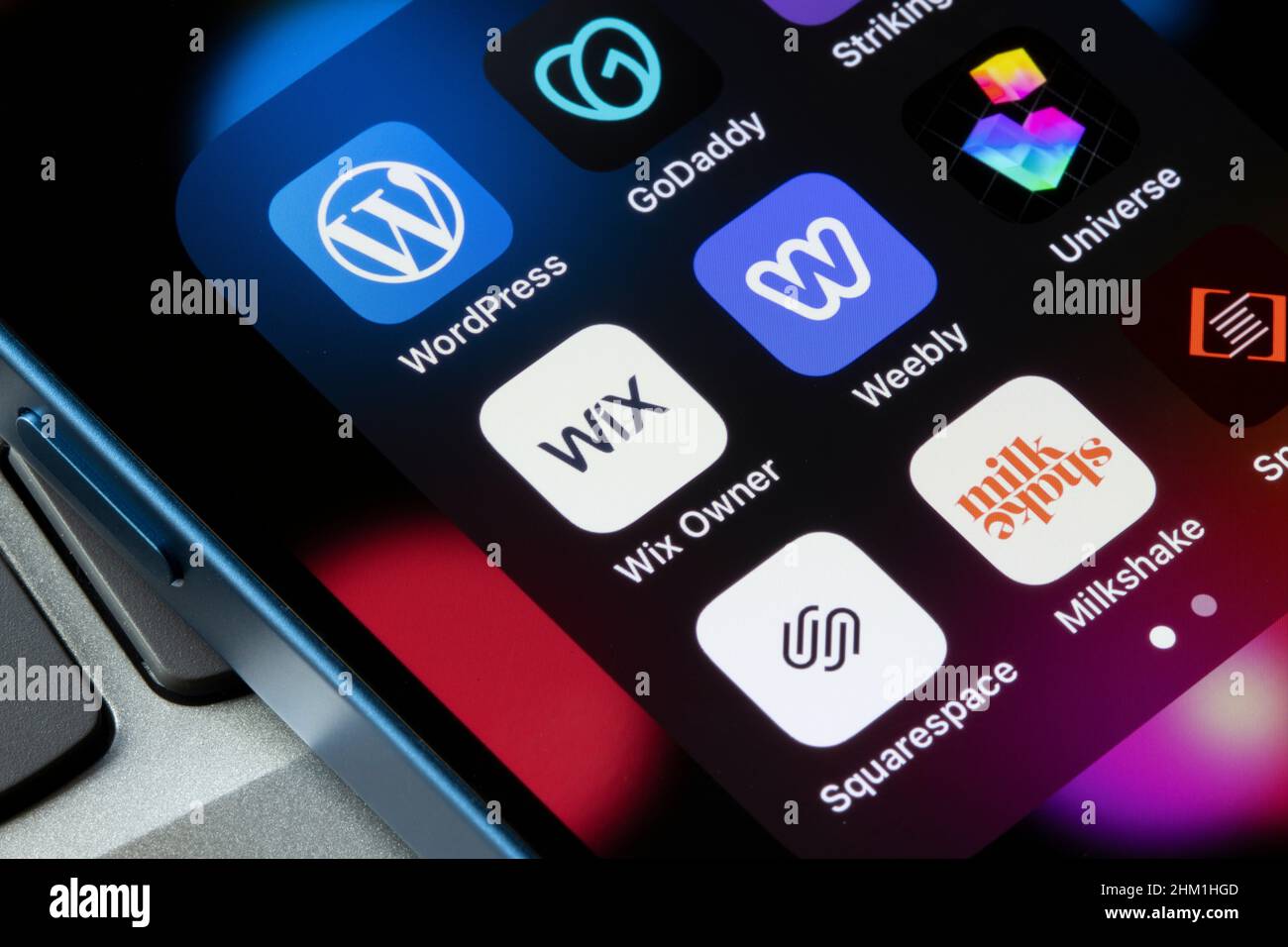 App per la creazione di siti Web assortite sono disponibili su iPhone: WordPress, GoDaddy, Strikingly, Wix, Weebly, Universe, Squarespace, Milkeshake, Adobe Spark Page. Foto Stock