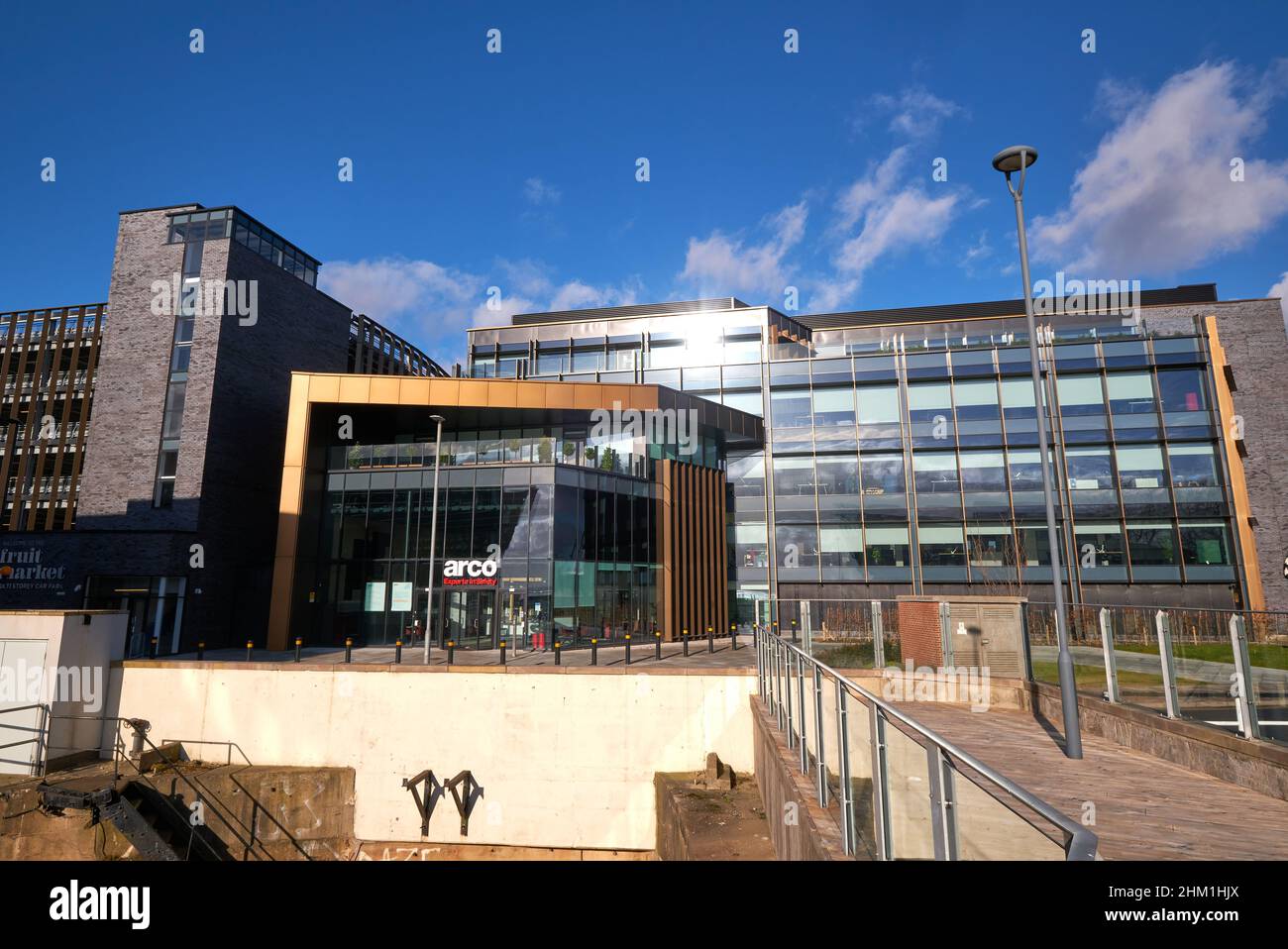 Edificio d'ufficio dal design moderno Foto Stock Edificio d'ufficio dal design moderno Foto Stock